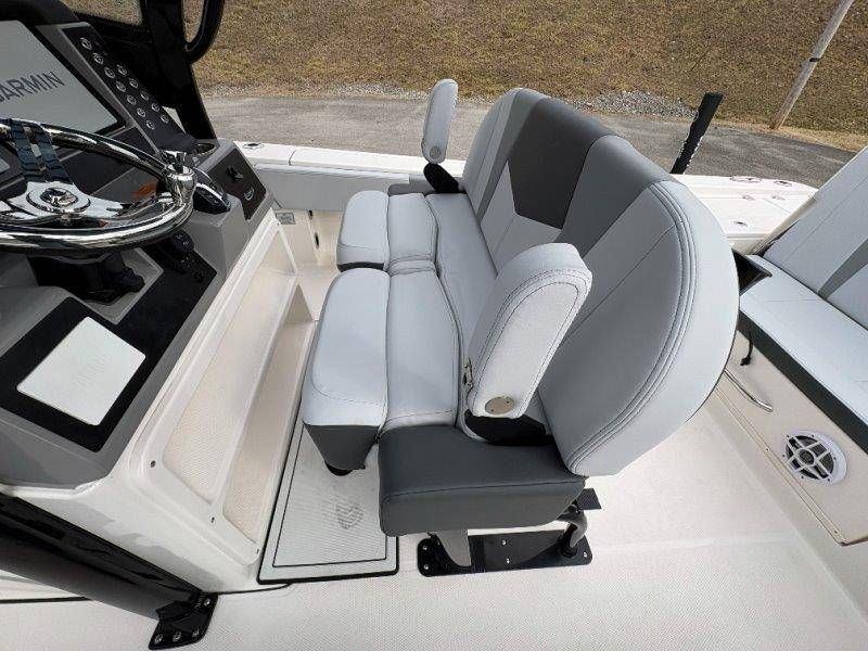 2026 Robalo 266 Cayman - 58