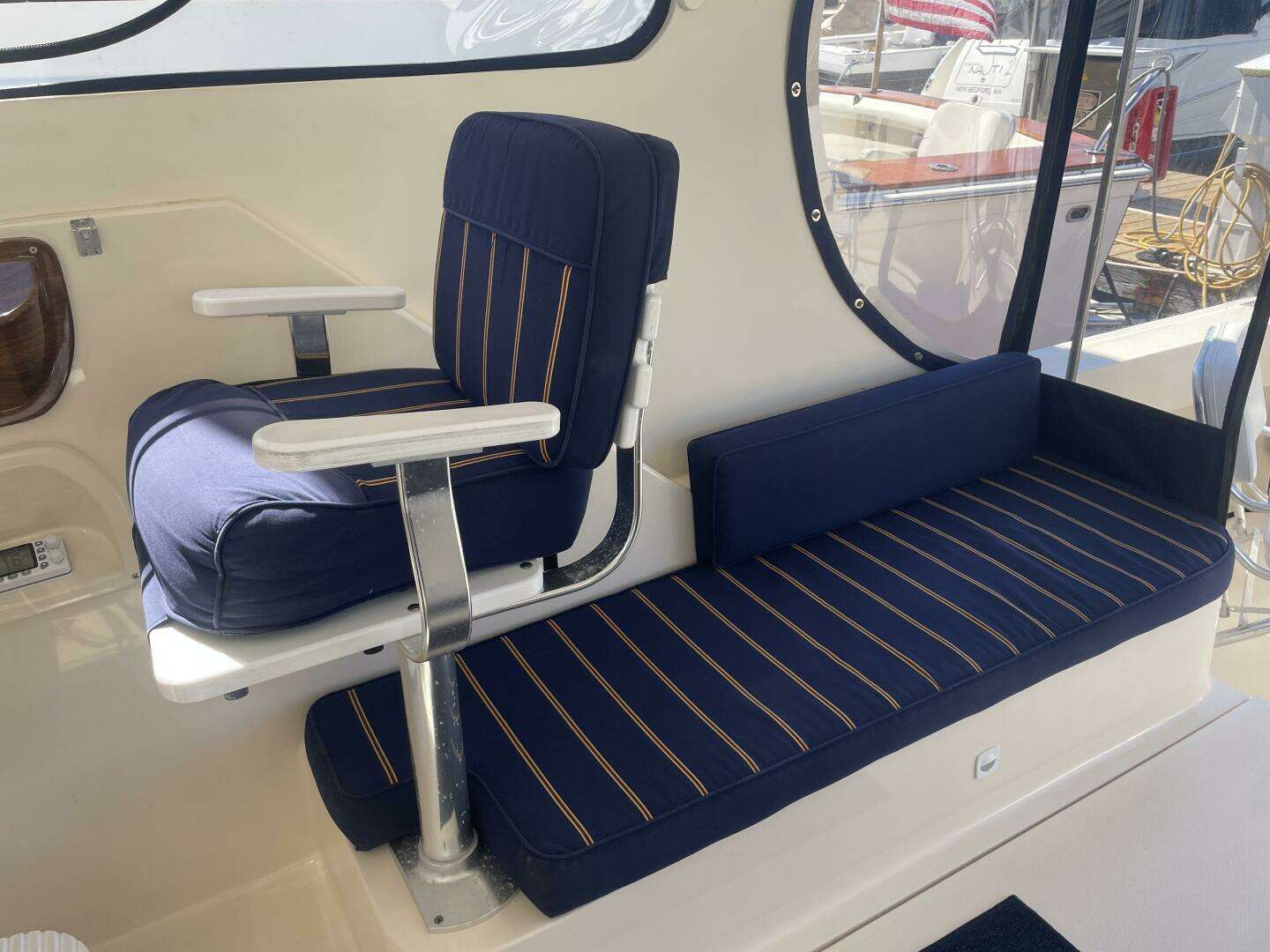 2005 Mainship 30 Pilot II - Image 16