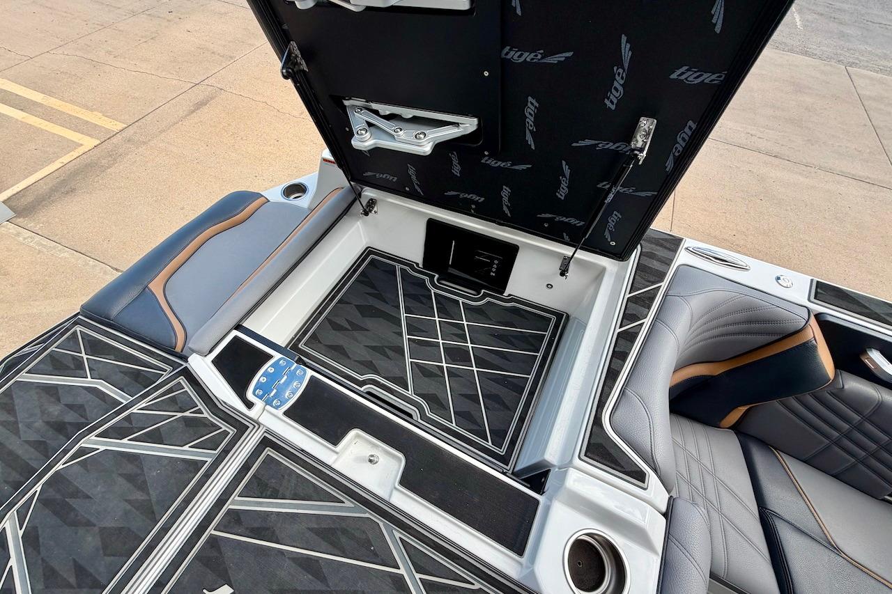 2025 Tigé Ultré 25ZX boat interior with sleek seating and storage compartment.