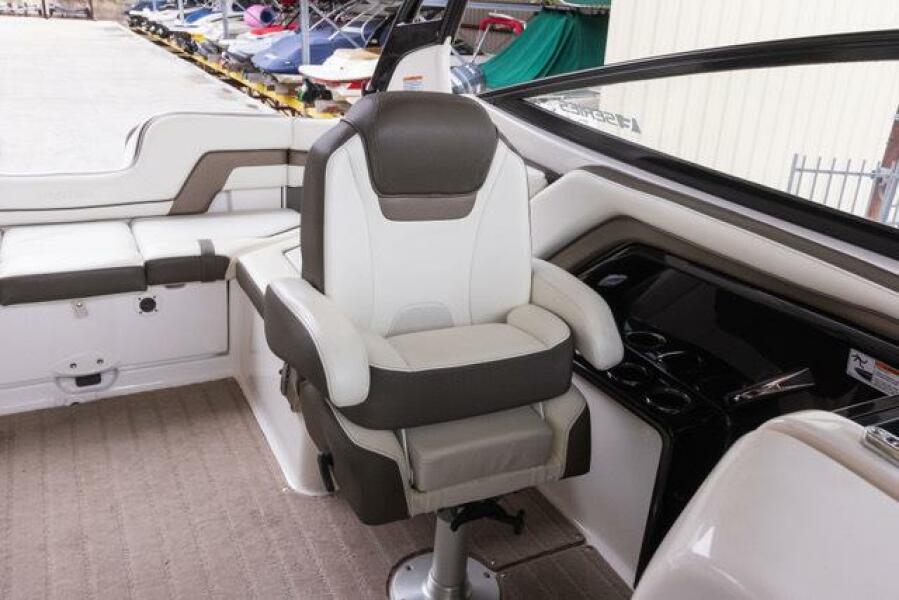 2016 Yamaha Boats 242 Limited S E-Series interior with captain's chair and seating area.