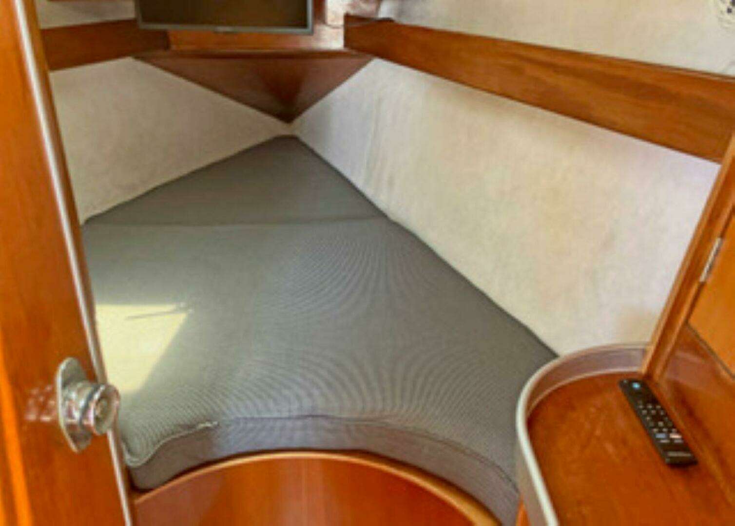 1991 Beneteau Moorings 38 - Image 10
