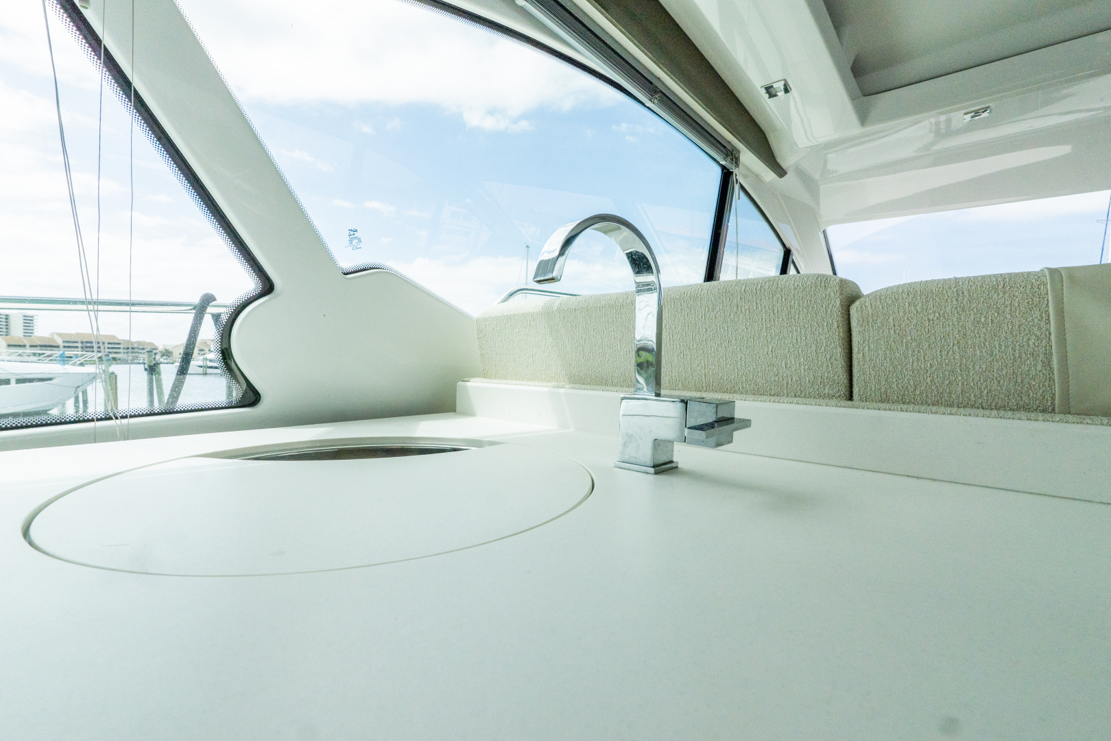 2018 Cruisers Yachts 50 CANTIUS - Image 74