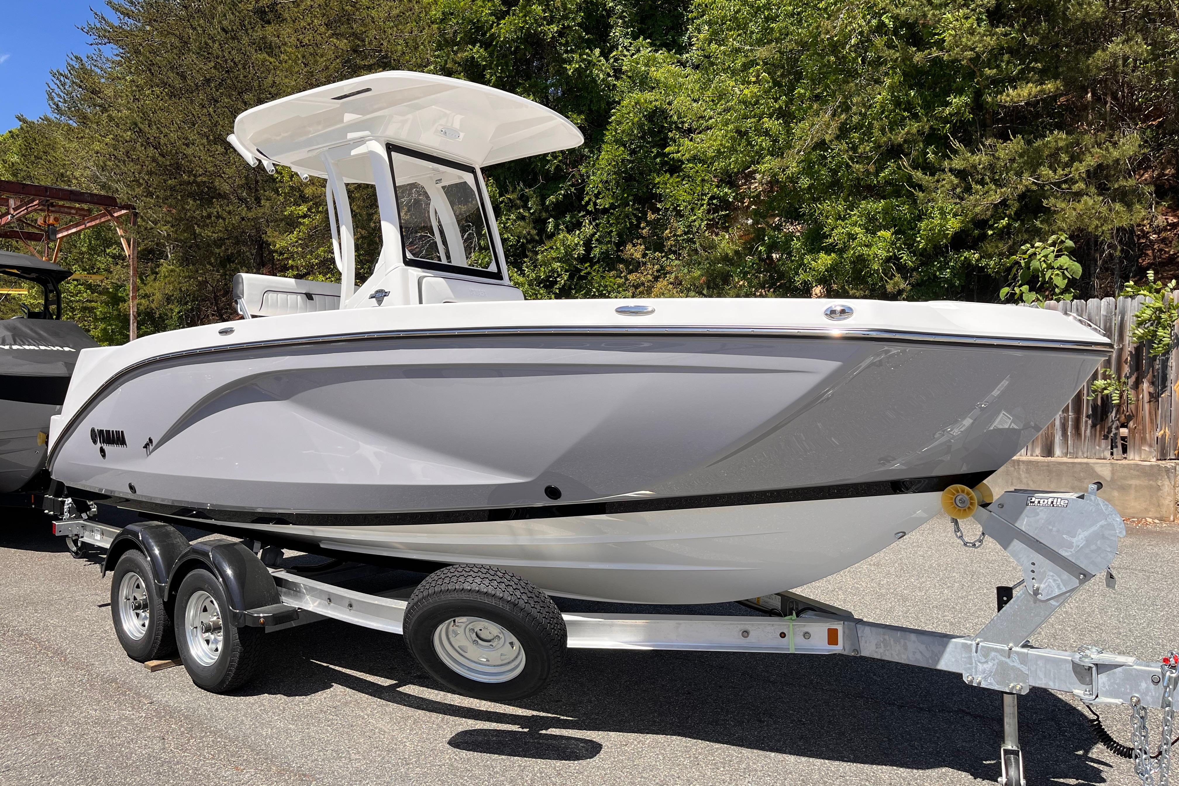 2026 Yamaha Boats 222 FSH Sport E on trailer, parked outdoors.
