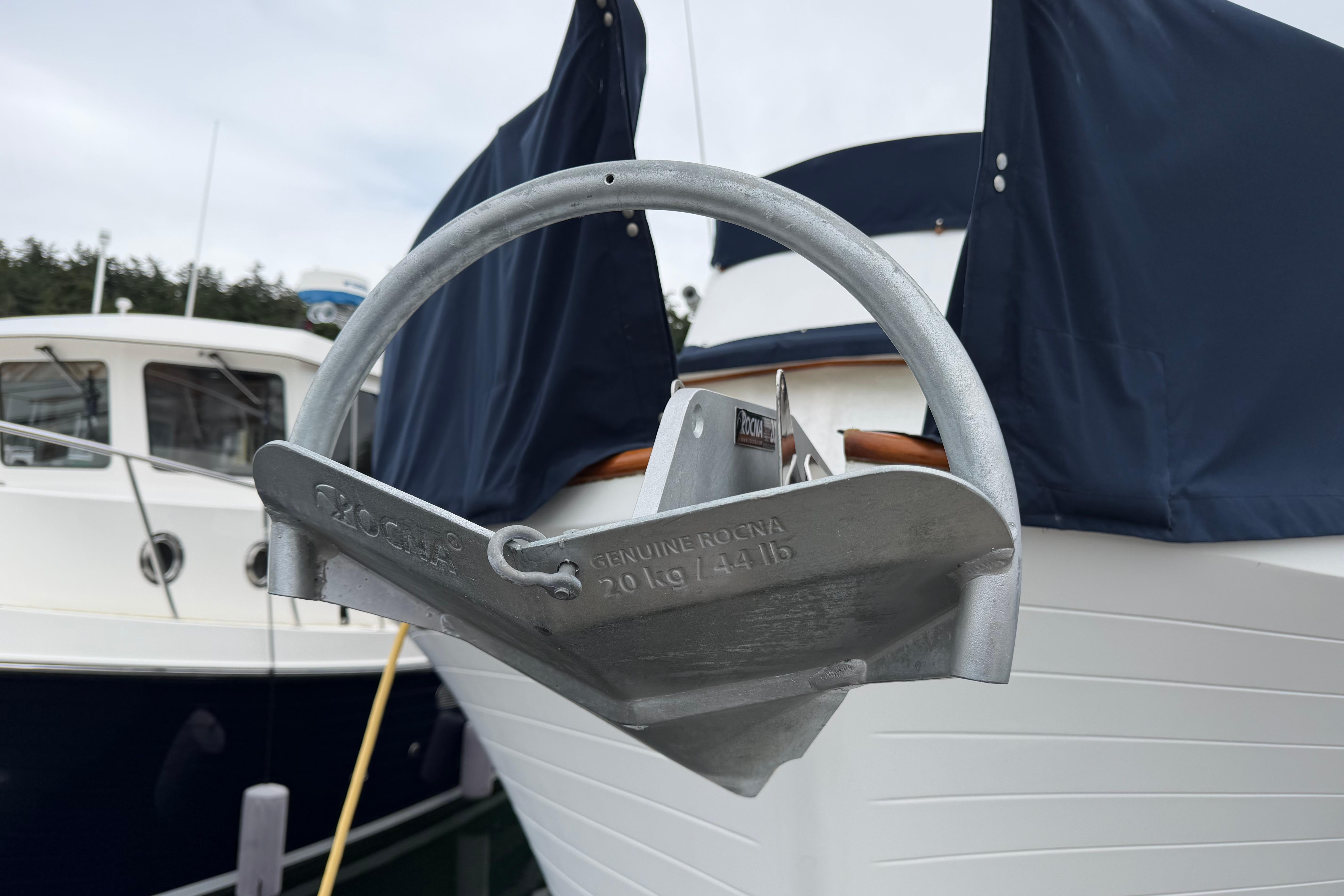 Anchor on a 1988 Monk 36 boat, featuring a Rocna 20 kg anchor.