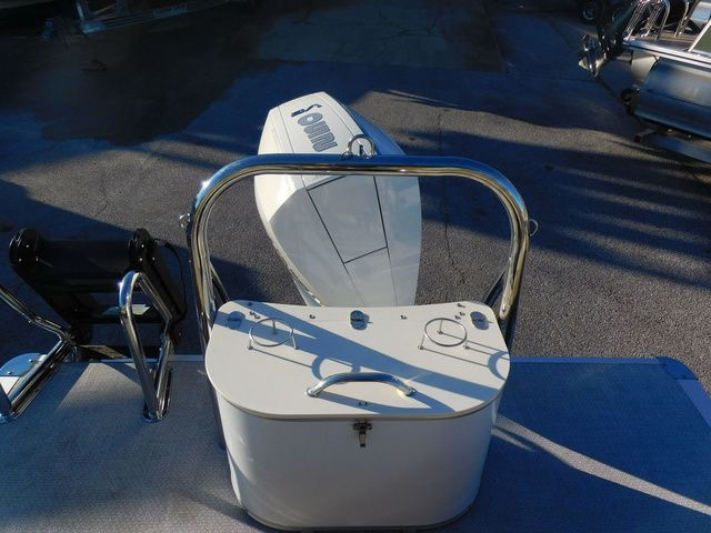 2026 Avalon Catalina Quad Lounger Shift Windshield 25 FT - 12