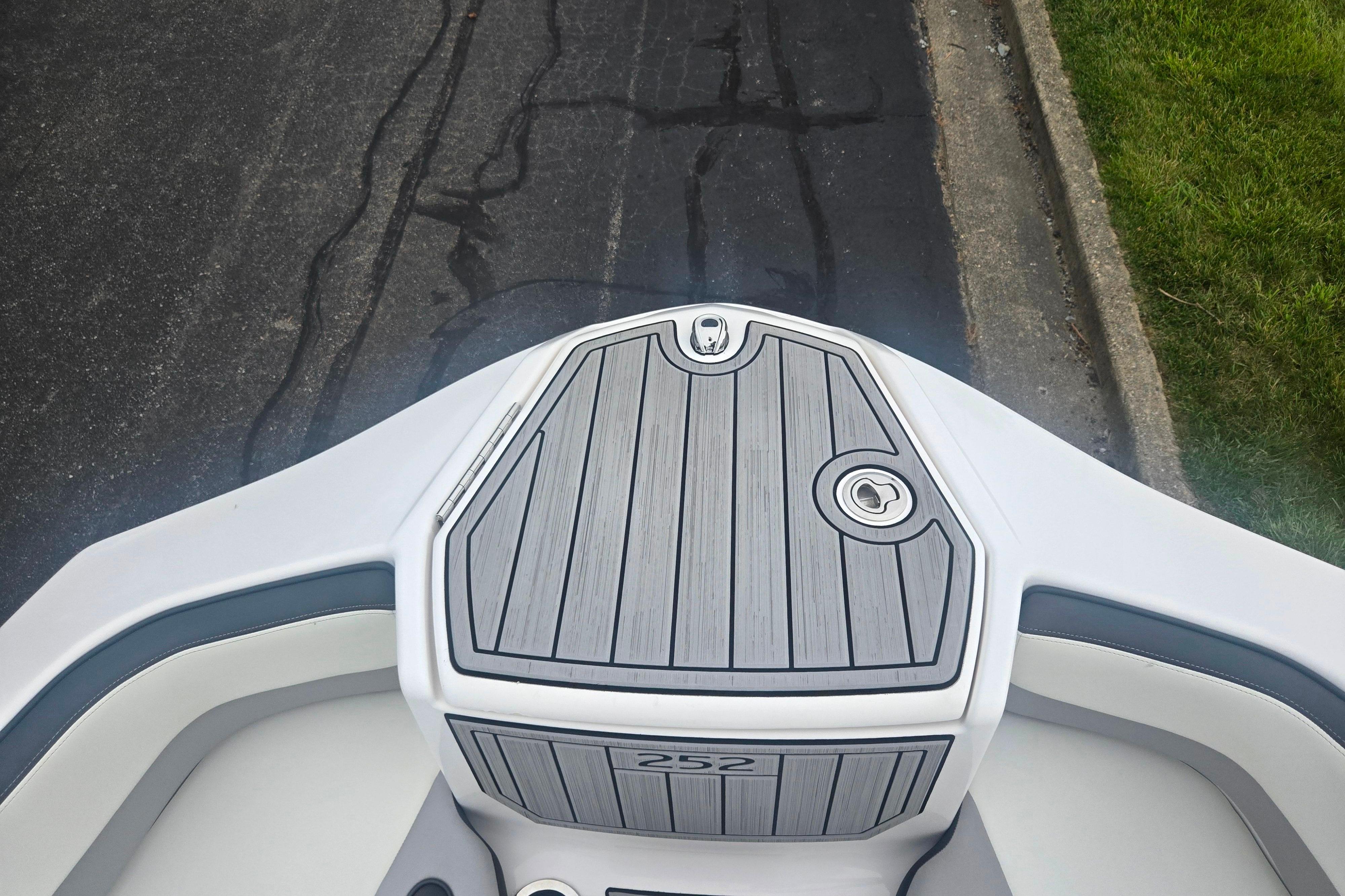 2023 Yamaha Boats 252S bow with sleek deck design and modern features.