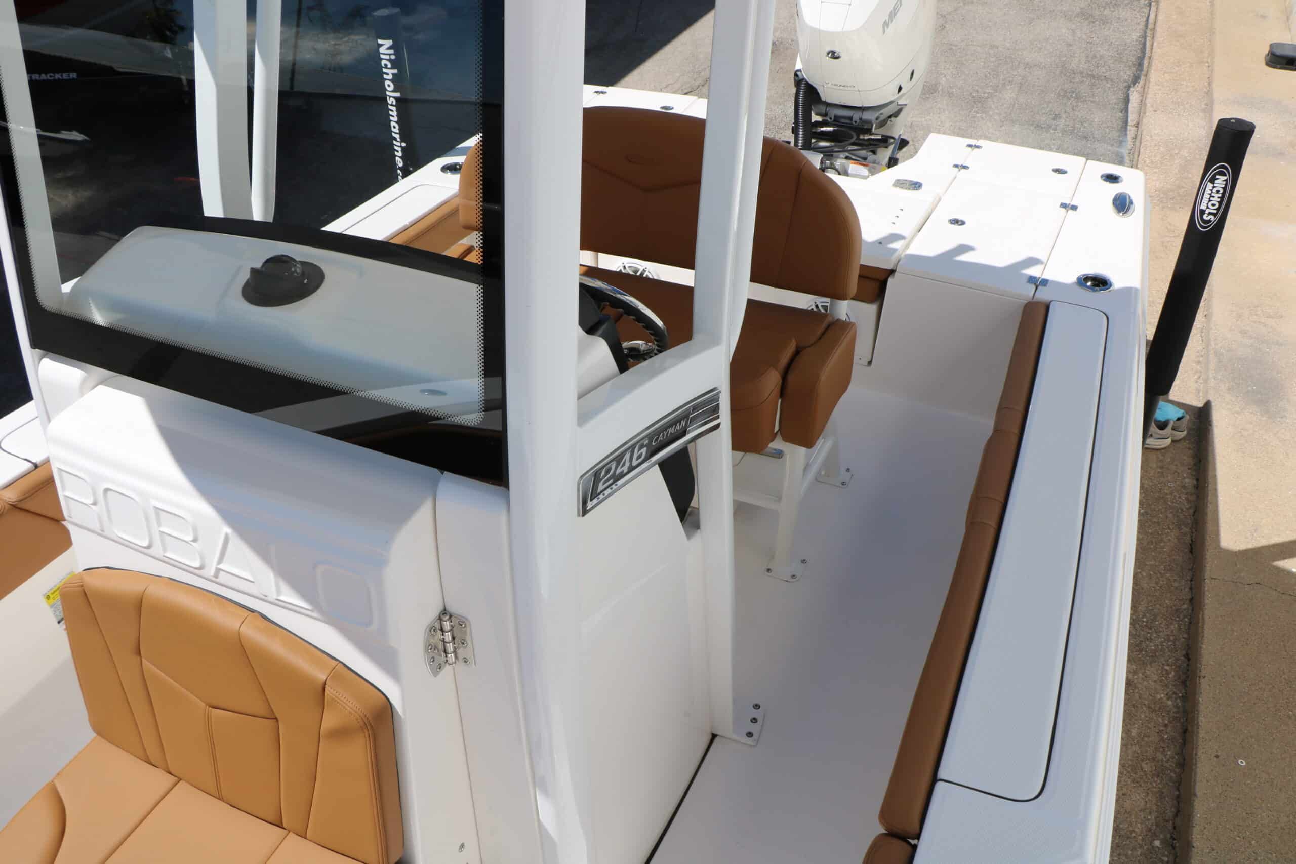 2026 Robalo 246 Cayman - 28