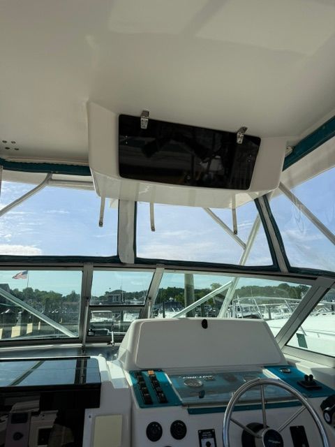 The cockpit of a 1995 Pro-Line 2950 Walkaround with controls and windows.