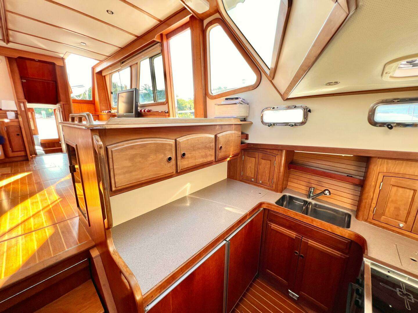 2001 Sabre Sabreline 47 - Image 17