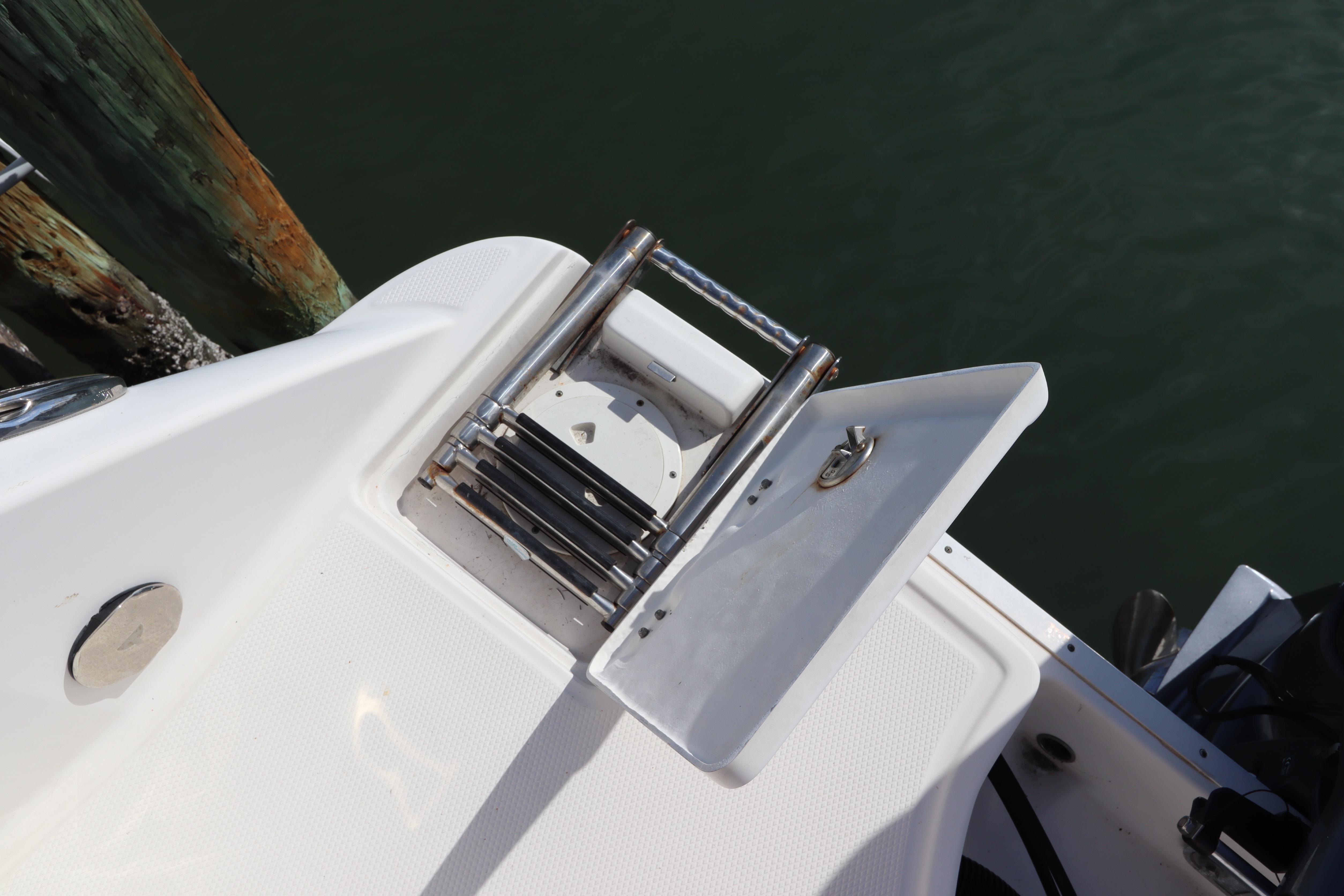 2019 Robalo R242 Center Console boat ladder and deck detail.