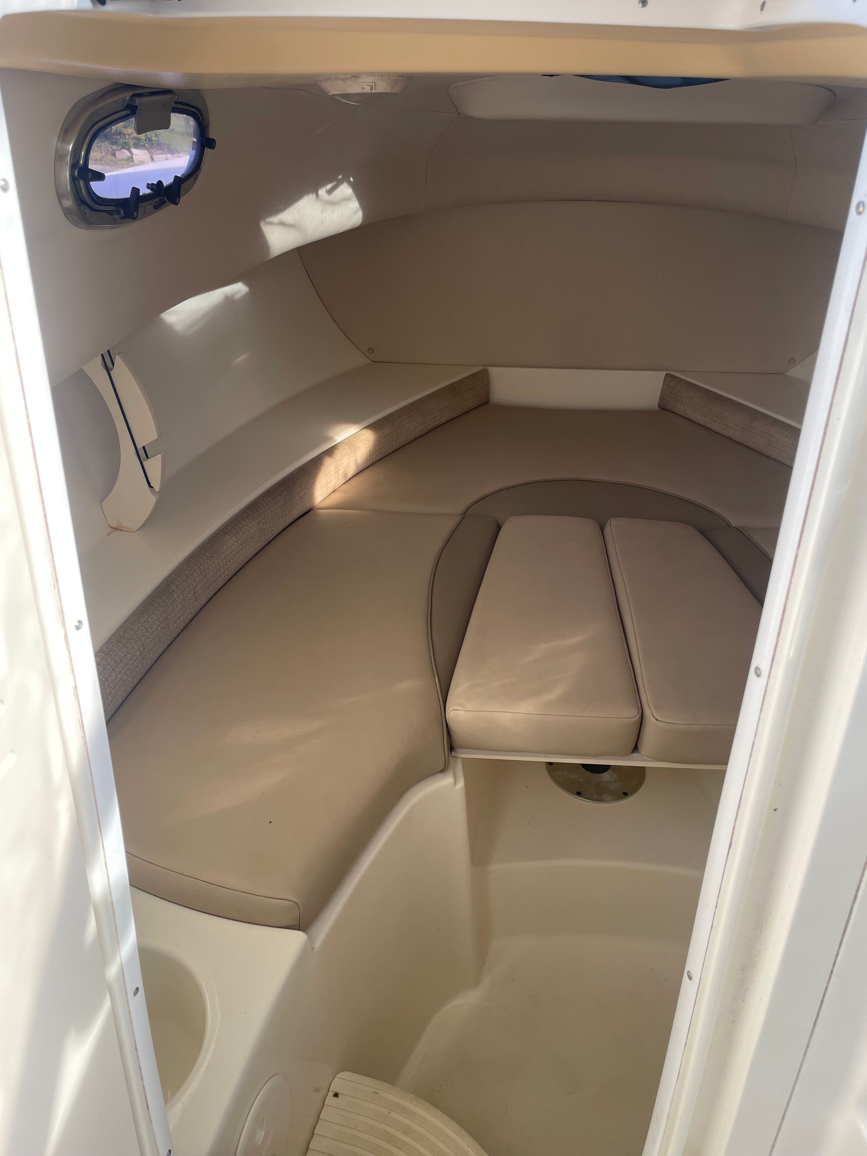 2009 Boston Whaler 255 Conquest - 40