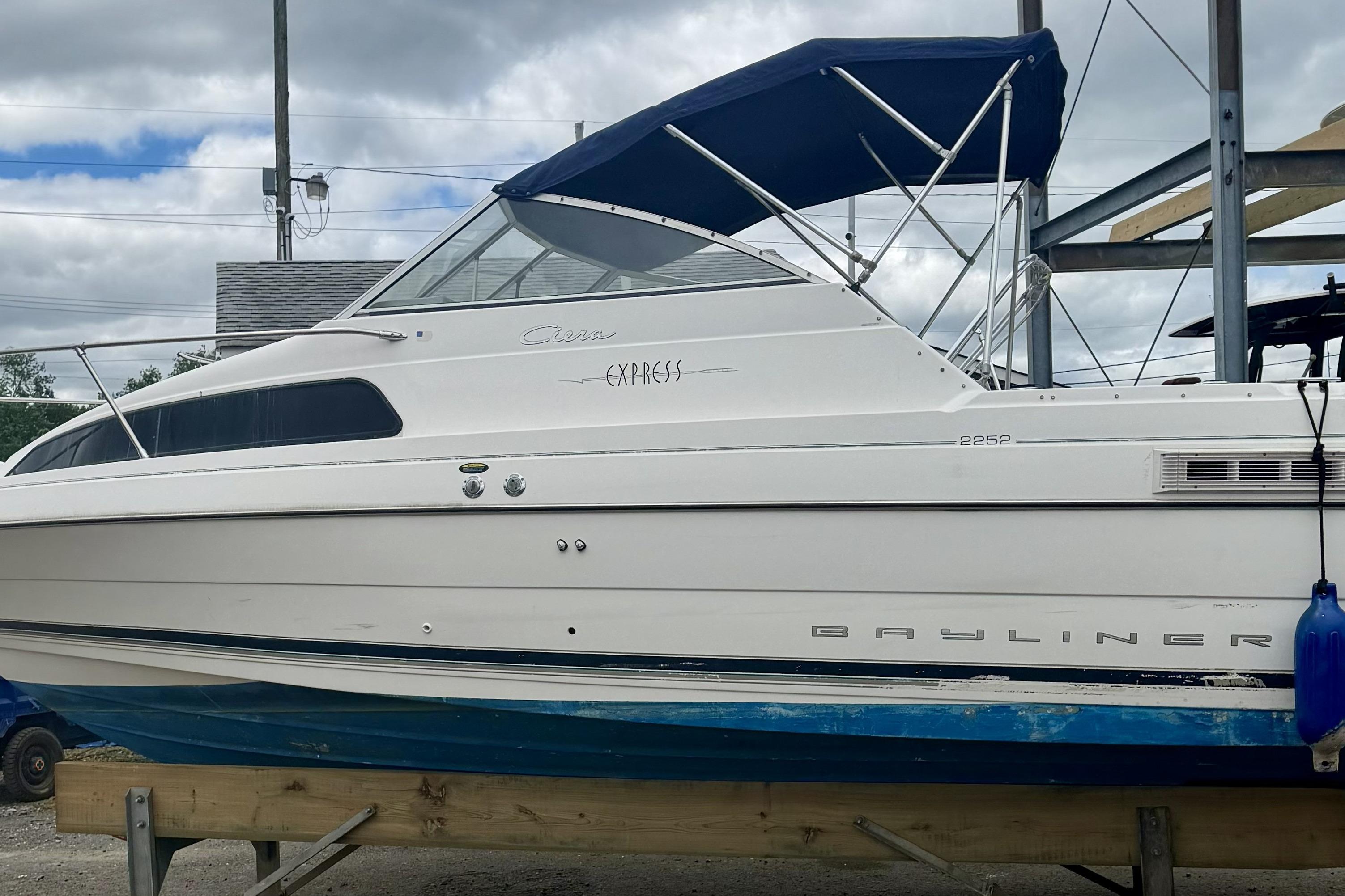 2000 Bayliner 2252 Ciera Express