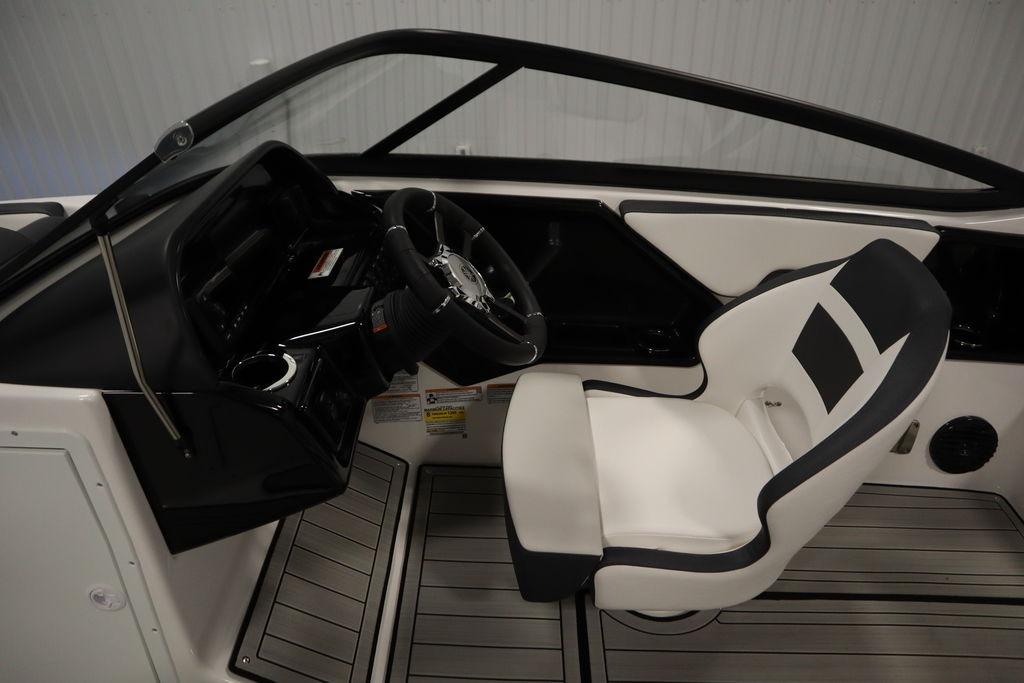 2026 Yamaha Boats 195S cockpit with sleek steering and modern seating design.