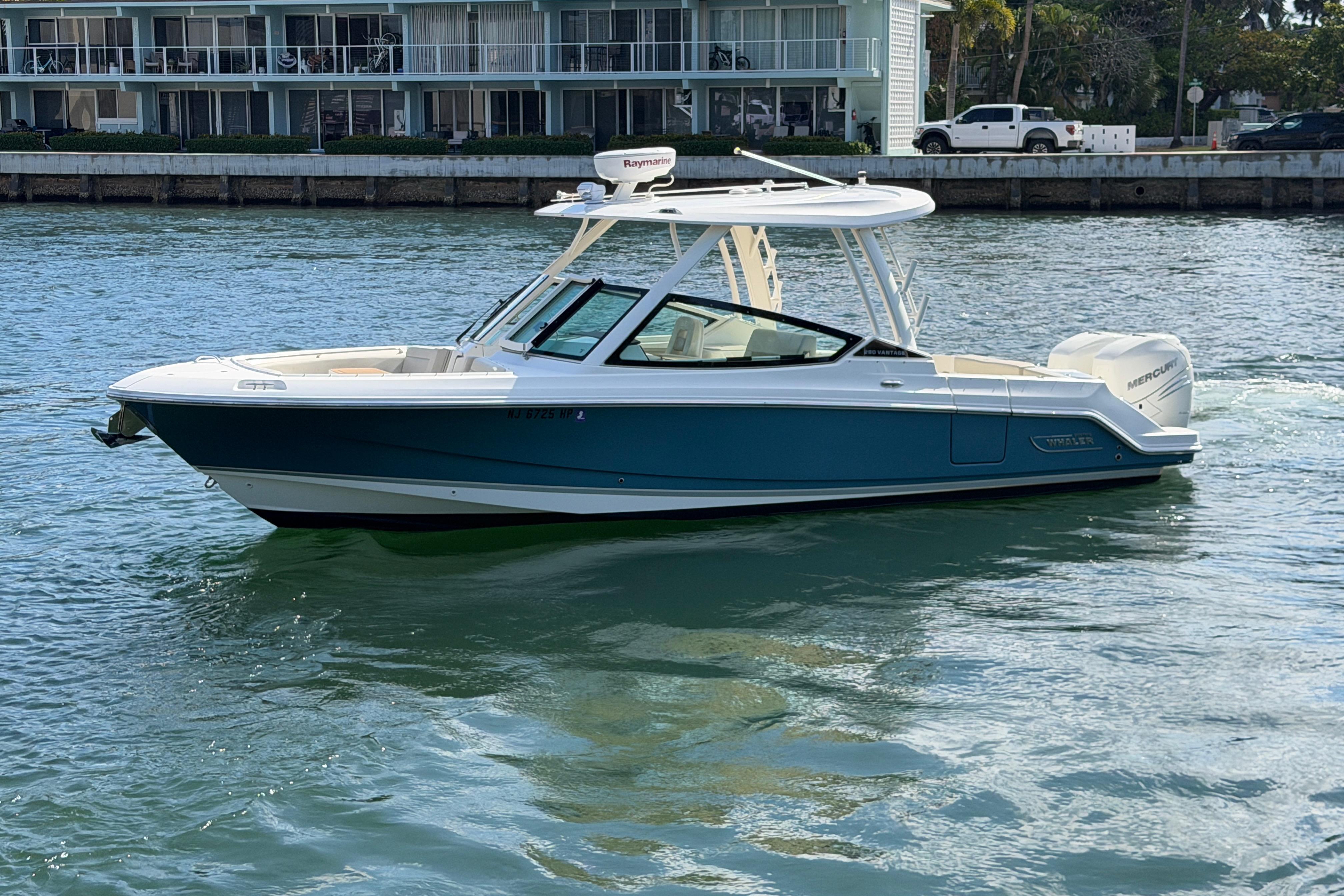 2021 Boston Whaler 280 Vantage