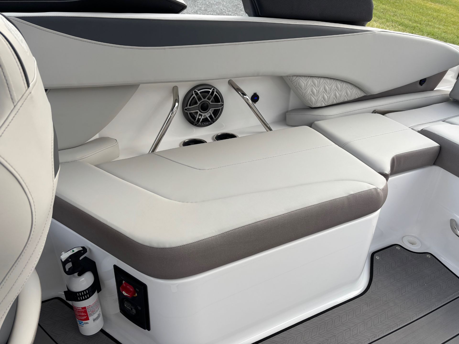 2025 Hurricane SunDeck 2600 OB - 7