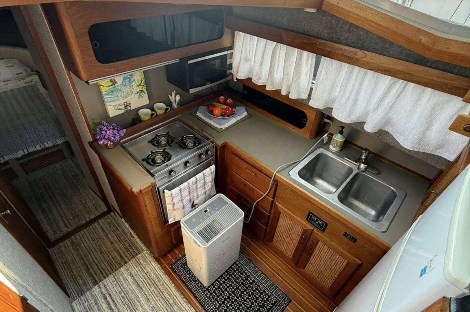 1984 Bayliner 3870 Motoryacht - Image 5