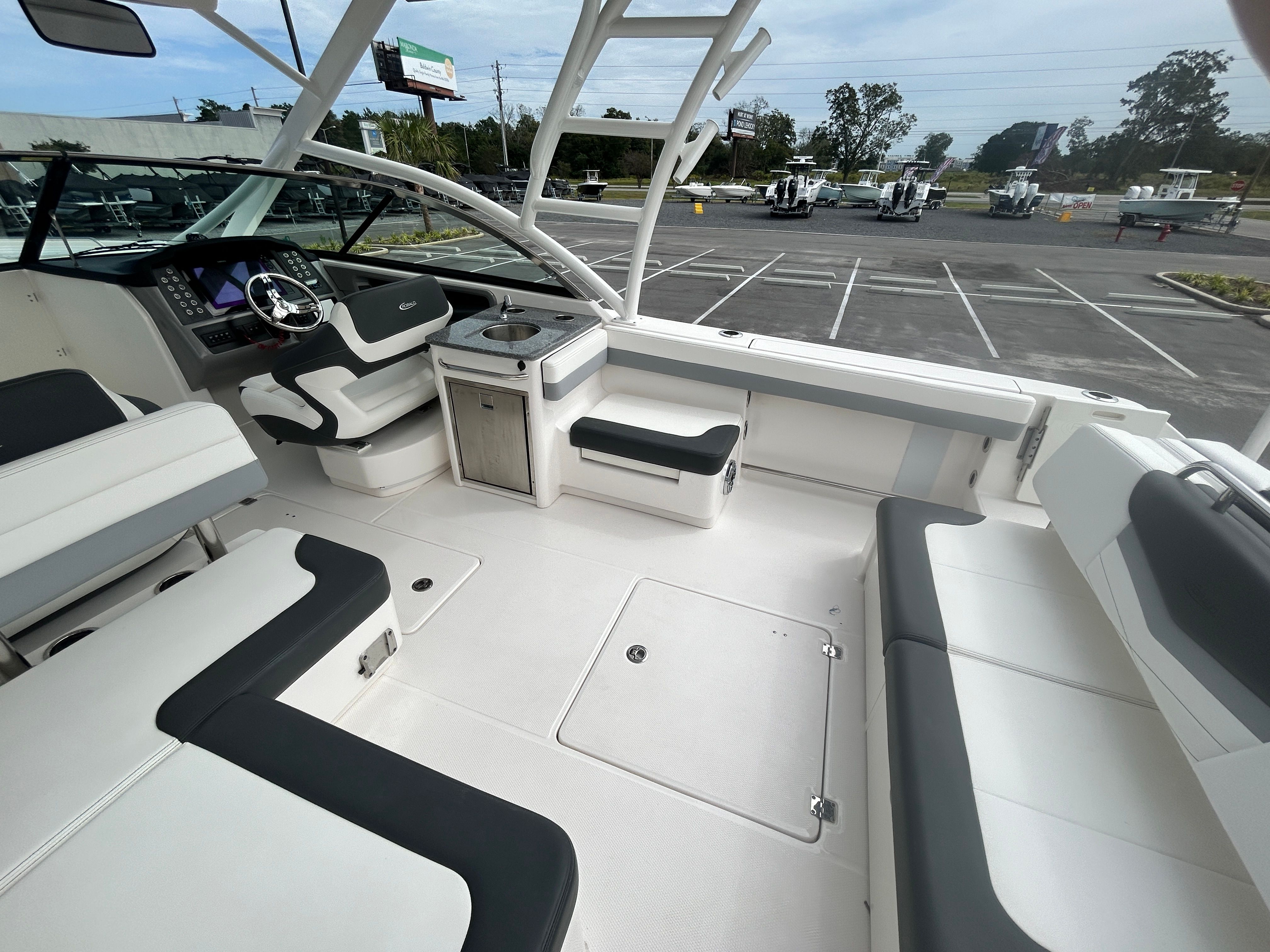 2025 Robalo R317 Dual Console - 30
