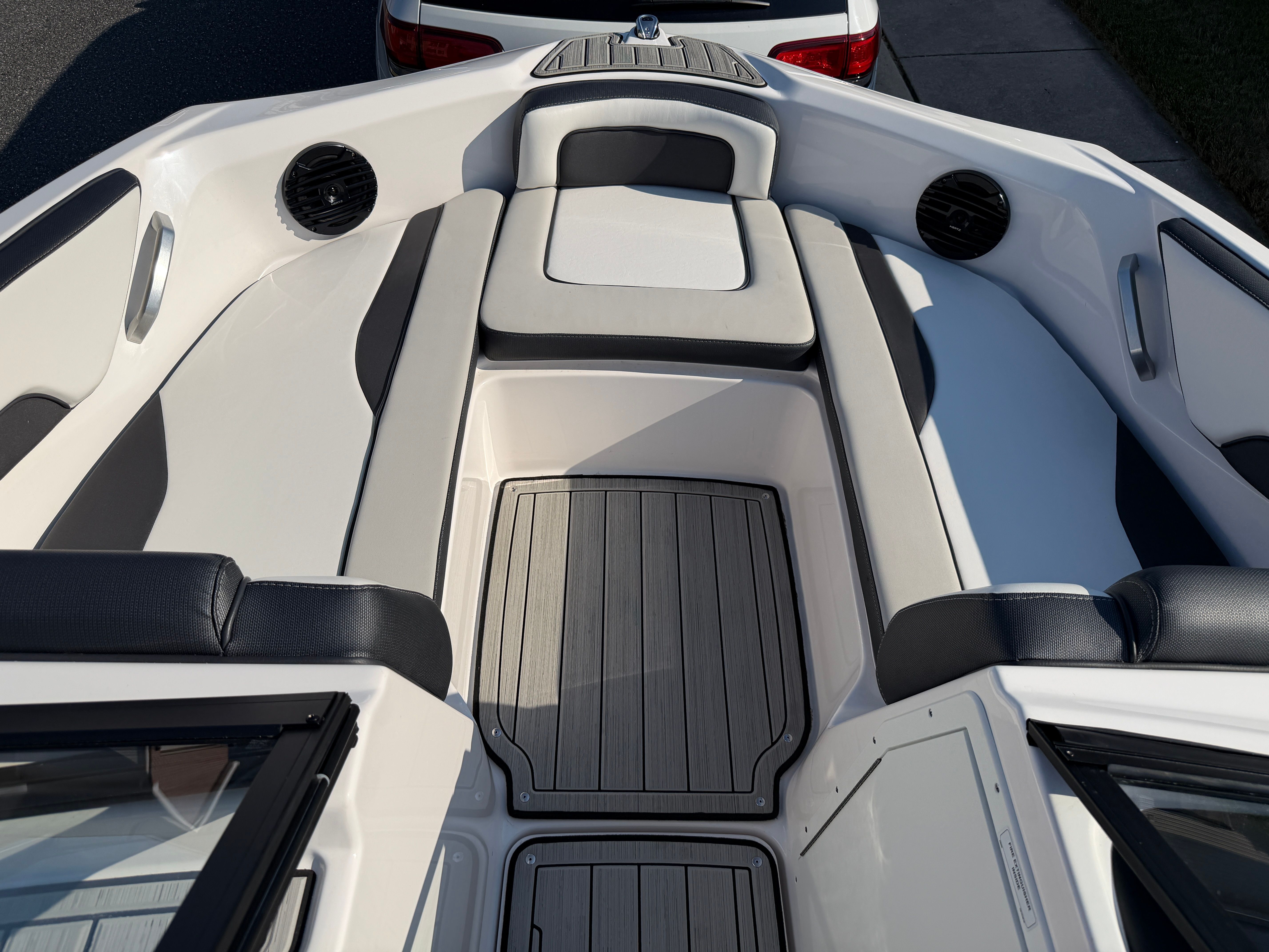 The image shows the bow area of a Yamaha 195S boat with cushioned seats and speakers.