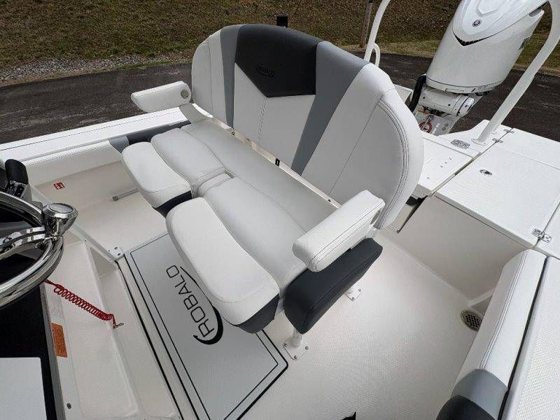 2026 Robalo 246 Cayman - 84