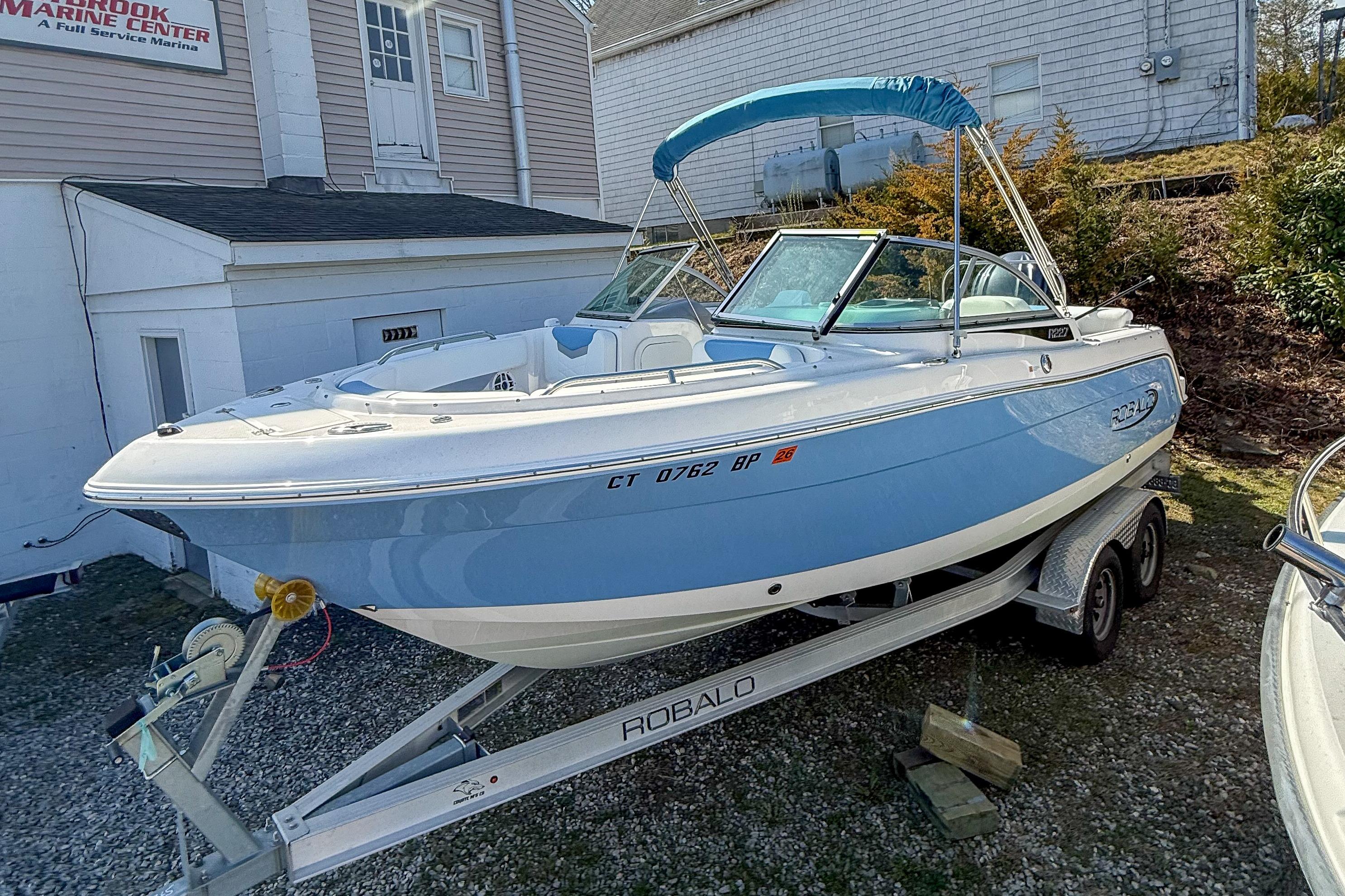2022 Robalo R227 Dual Console