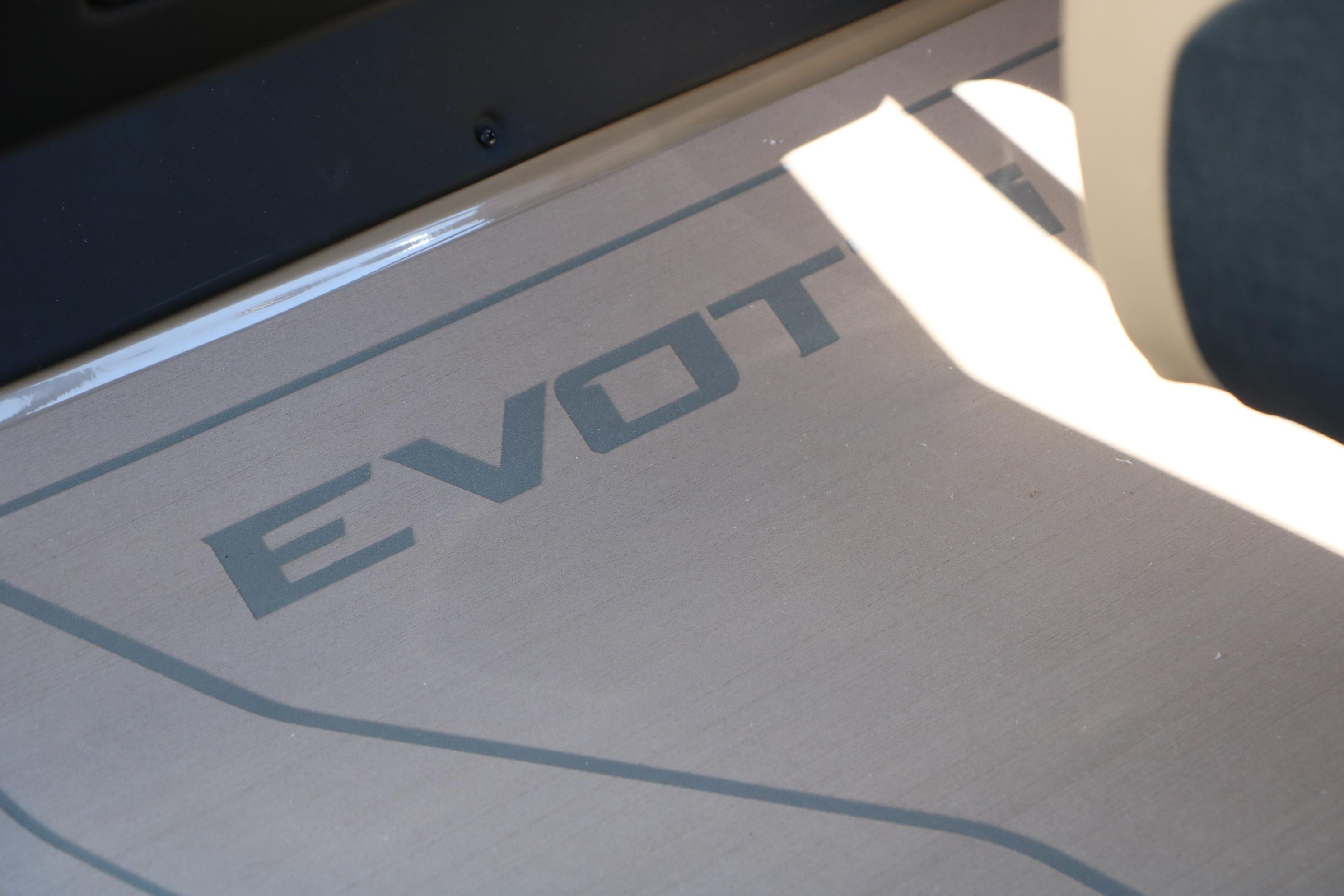 Evotti 521CS 2026 car floor mat with logo in sunlight.