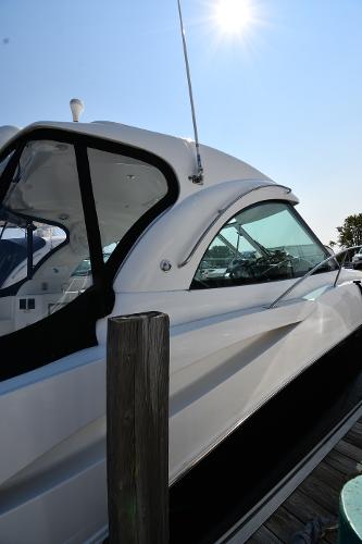 2010 Cruisers Yachts 390 Sports Coupe docked under bright sun.
