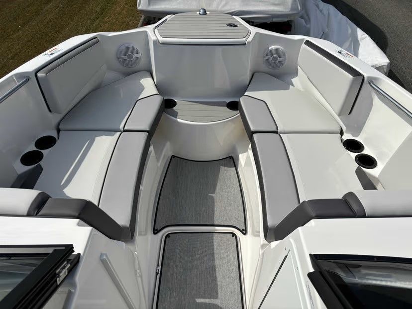 2025 Yamaha Boats AR220 - 4