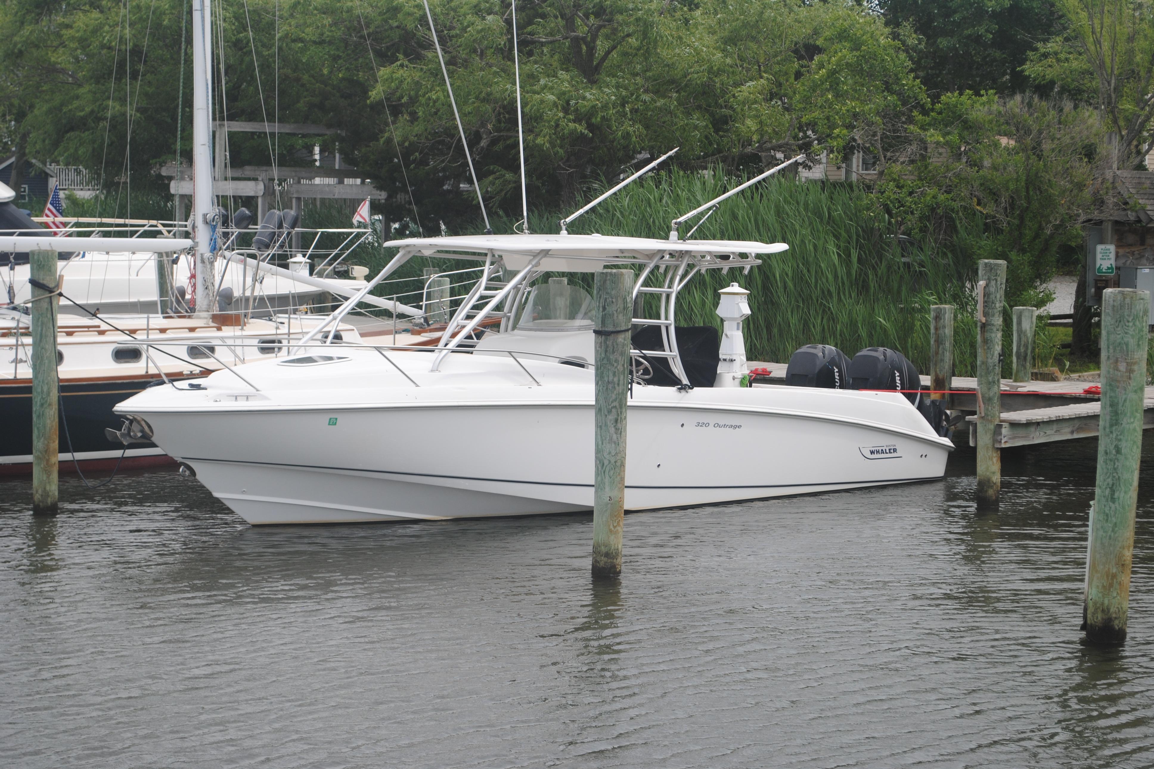 2006 Boston Whaler 320 Outrage Cuddy Cabin