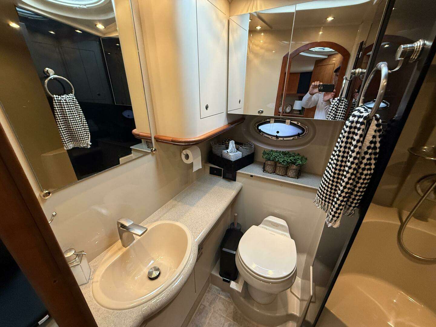 2004 Cruisers 370 Express - Image 40