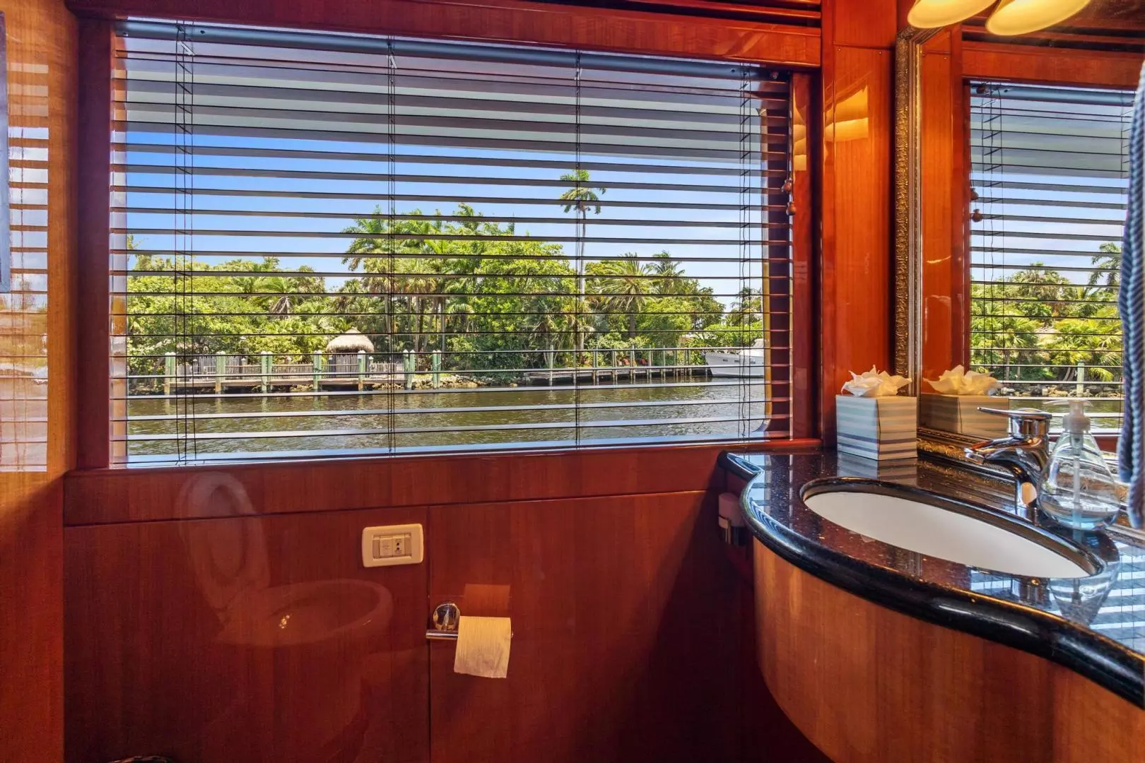 2006 Jefferson Starship Pilothouse - Image 40