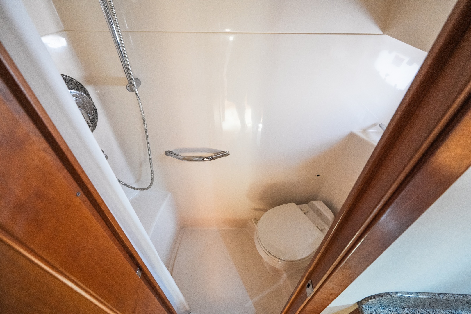 2005 Sea Ray 480 Motor Yacht - Image 51
