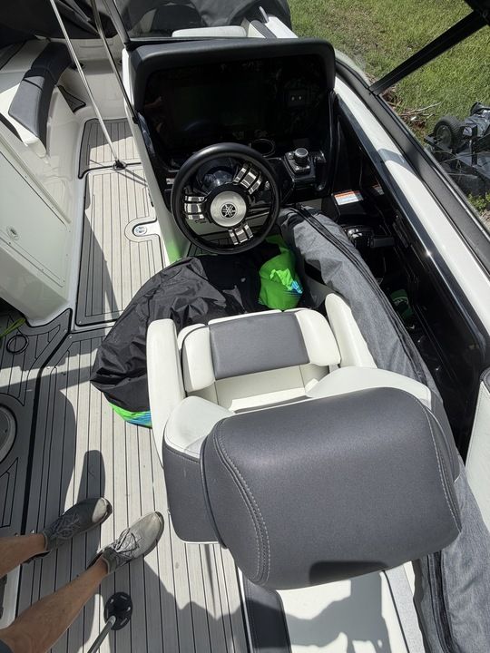 The image shows the cockpit of a 2022 Yamaha 212SD boat with a modern helm.