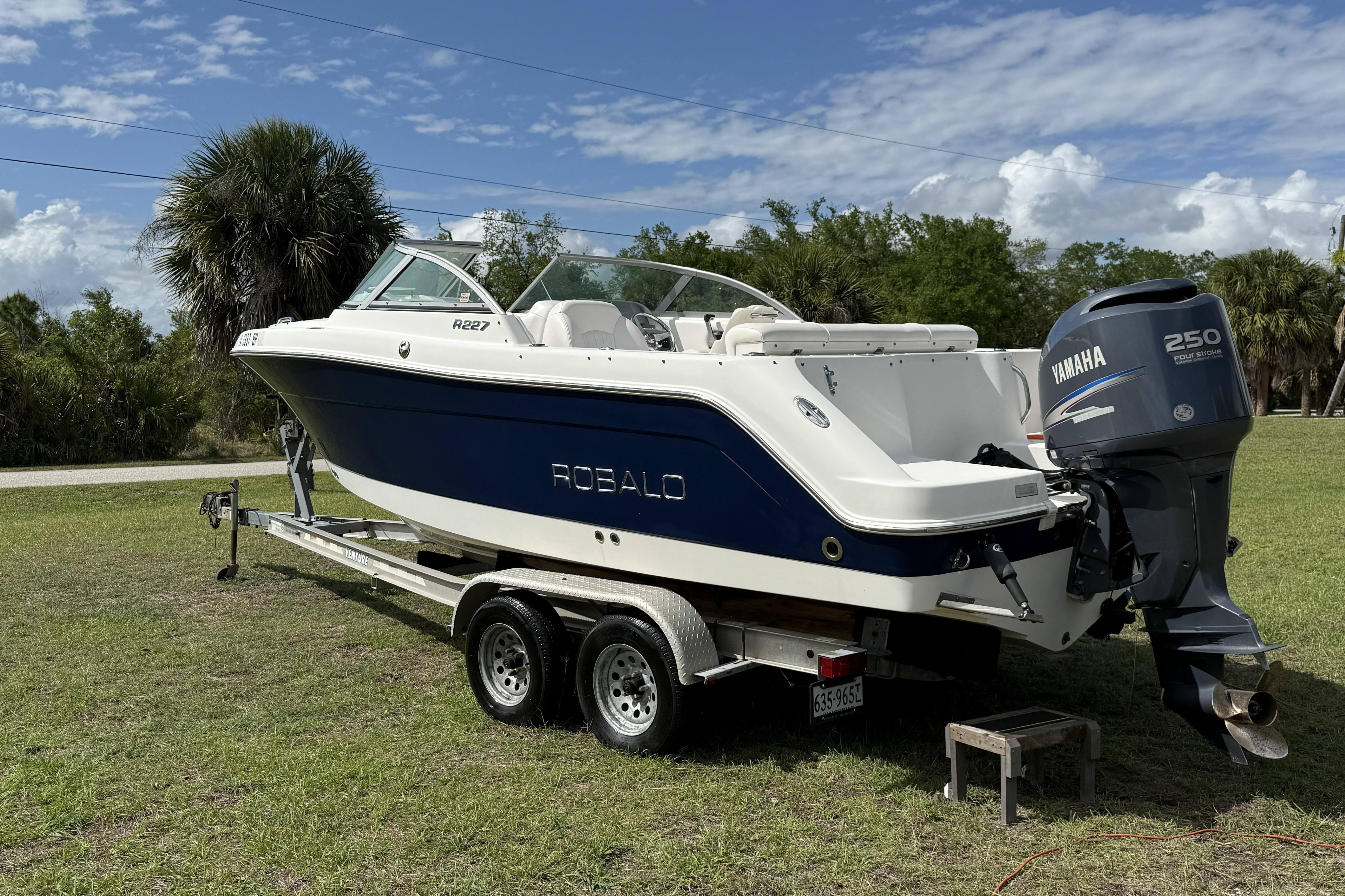 2010 Robalo R227 Dual Console