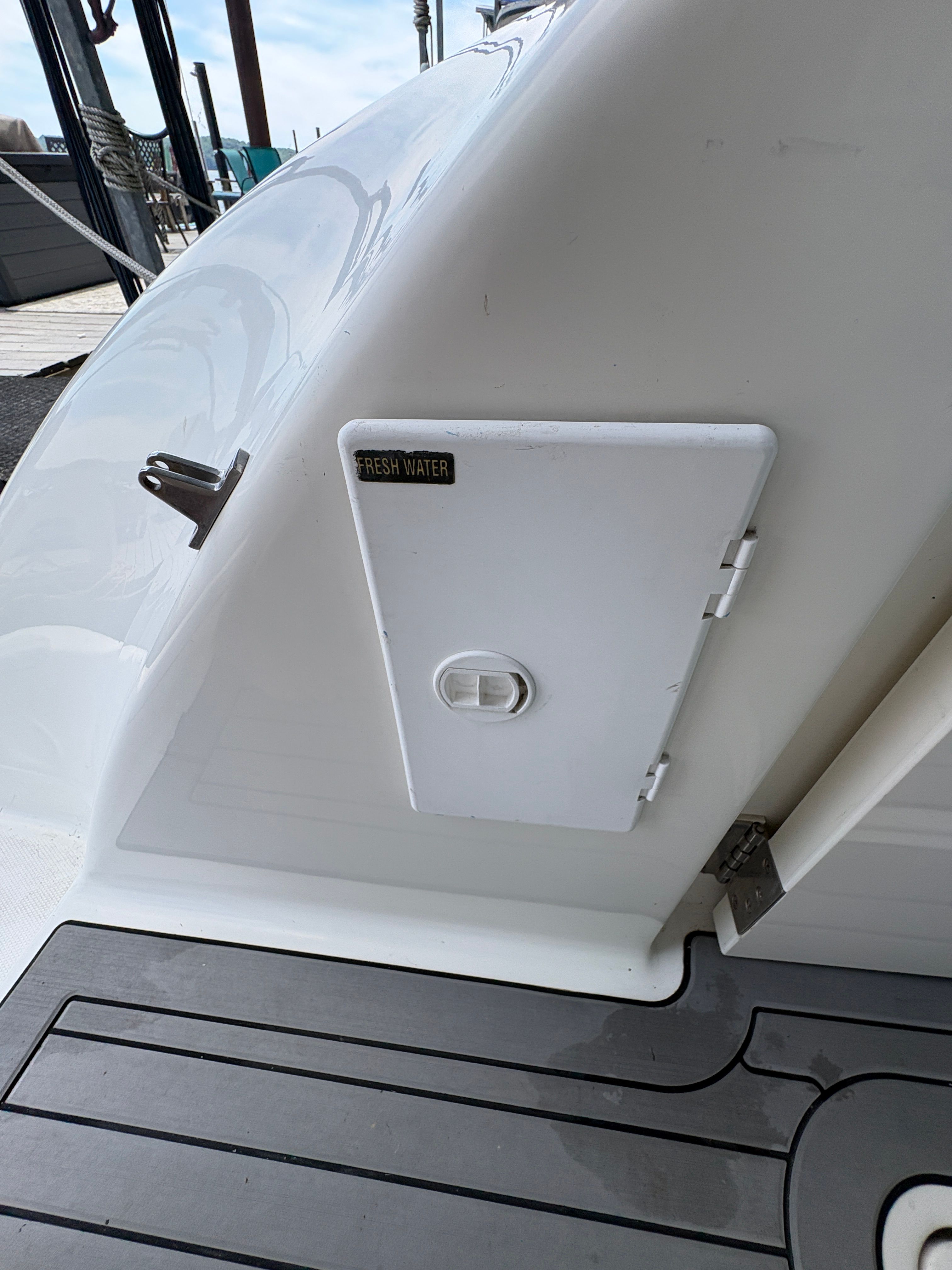 Fresh water hatch on 2005 Sea Ray 420 Sundancer boat.