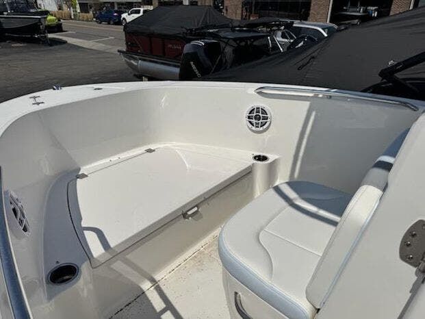 2025 Robalo Center Console R180 - 8