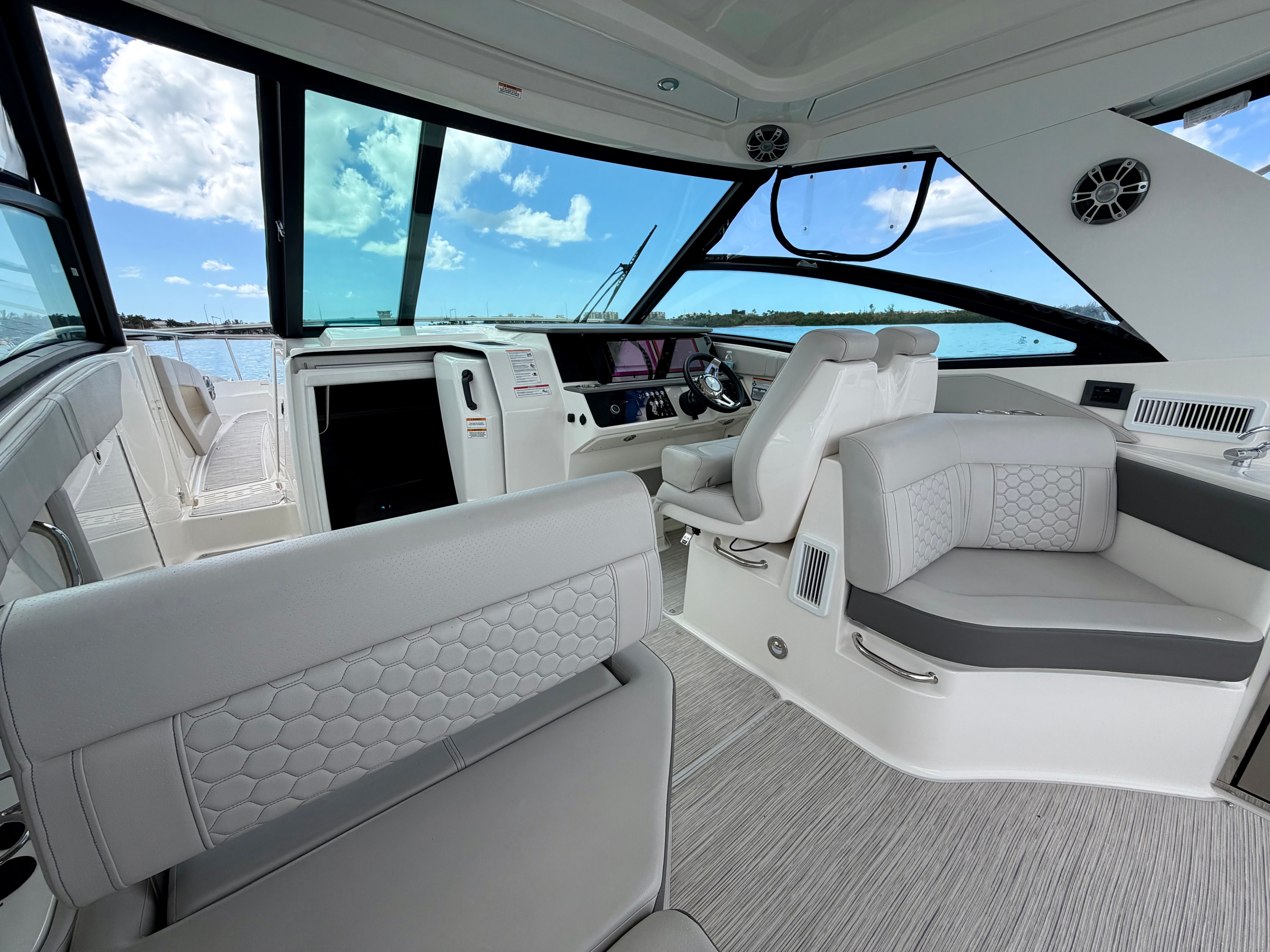 2025 Sea Ray Sundancer 320 Outboard - 33