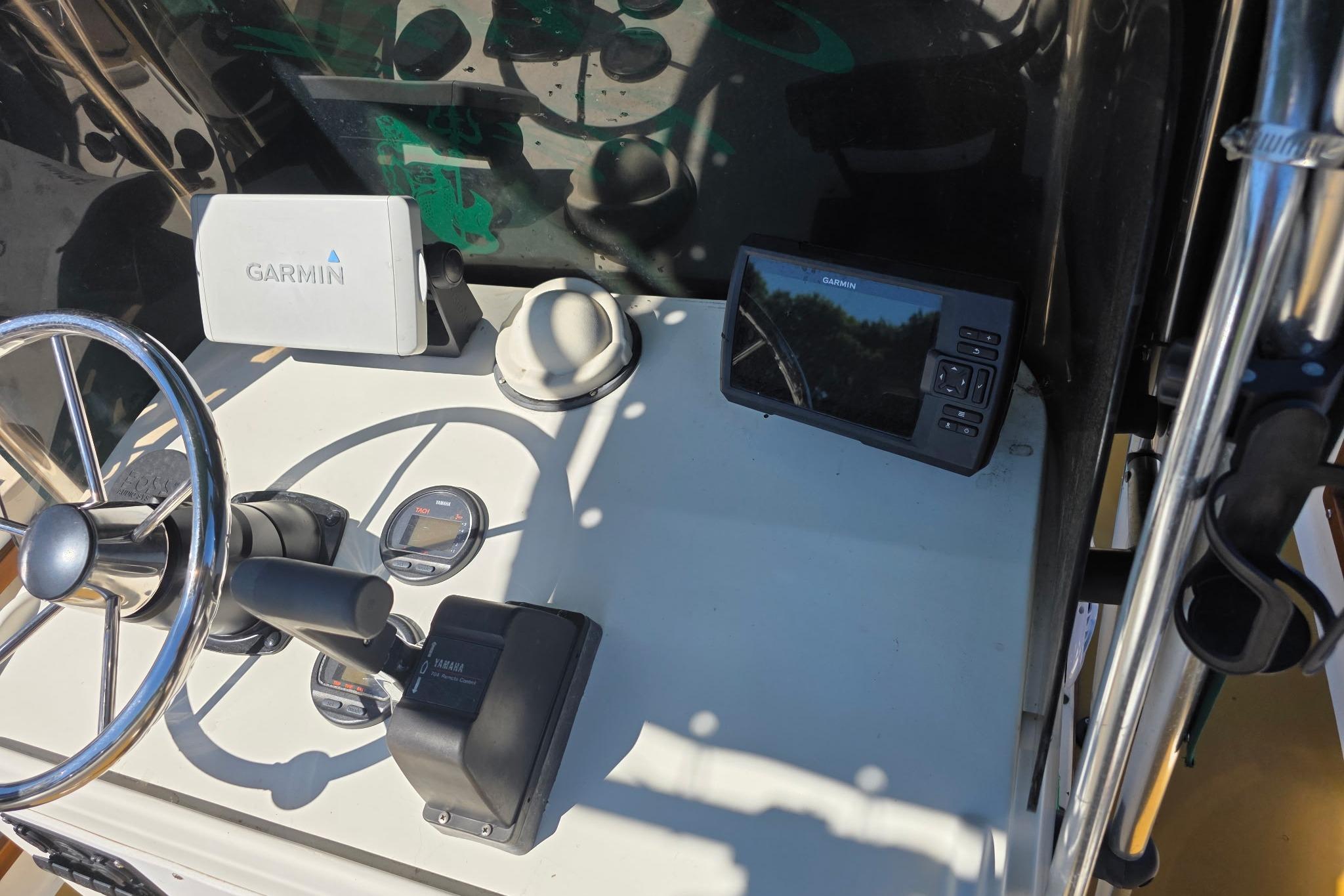 1982 Mako 20 Center Console boat dashboard with Garmin navigation equipment.