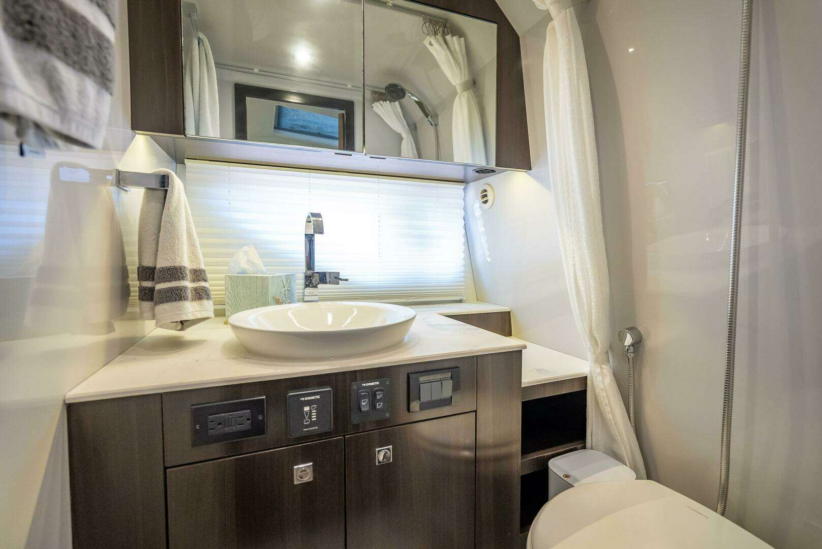 2022 Cruisers Yachts GLS OB - Image 40