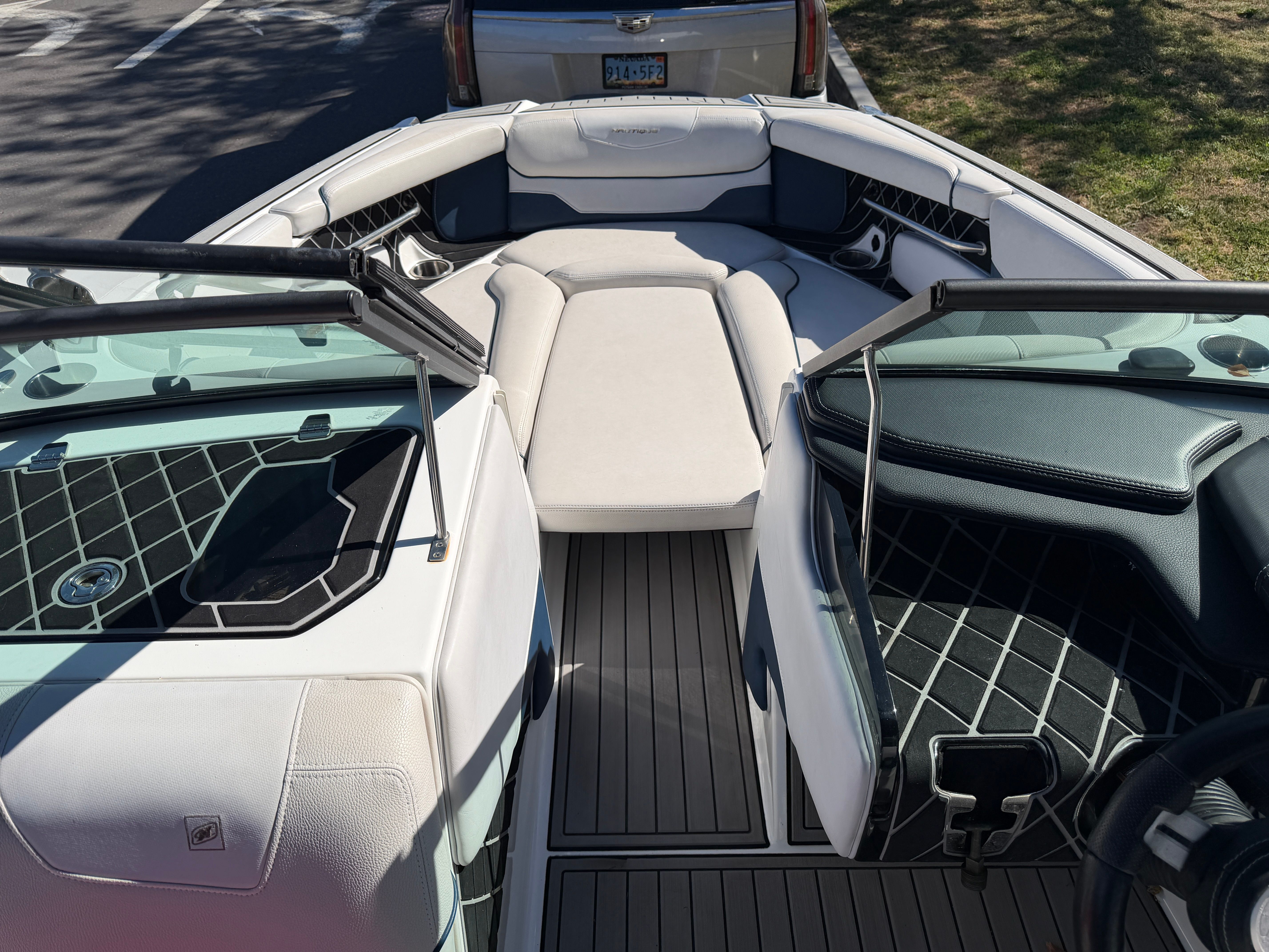 The image shows the cockpit and bow area of a 2018 Nautique Super Air Nautique GS22 boat.