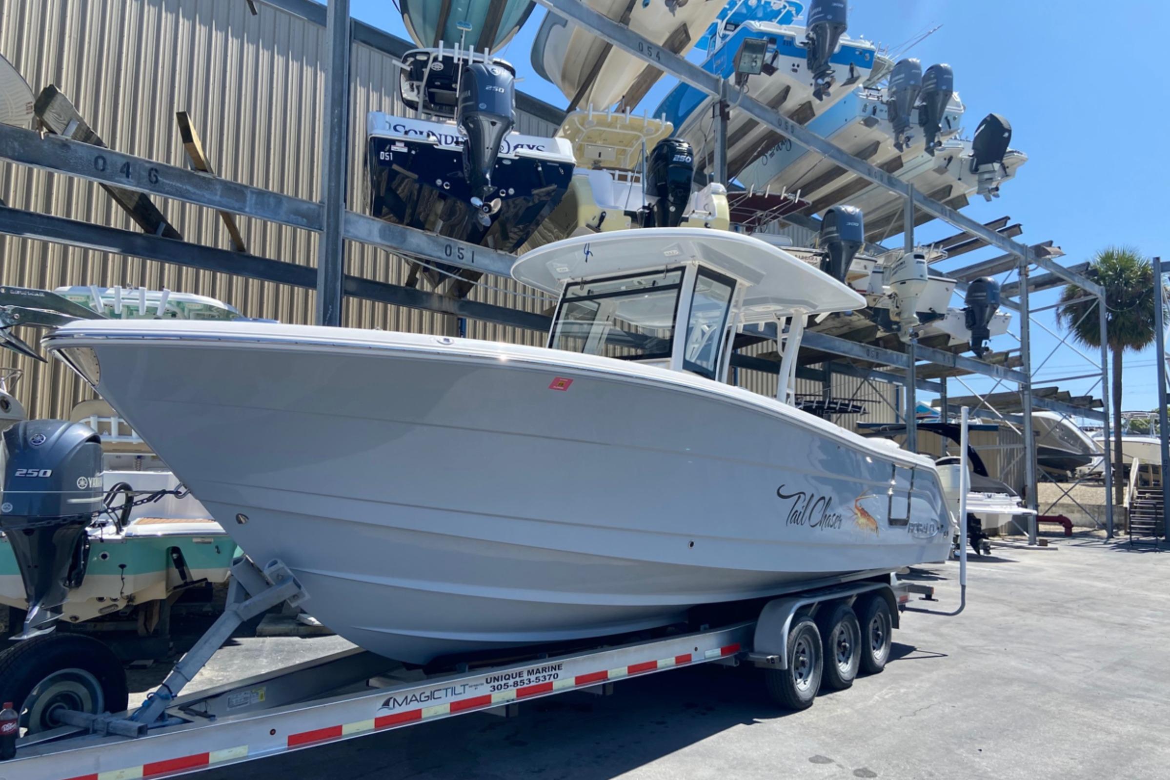 2019 Robalo R302 Center Console