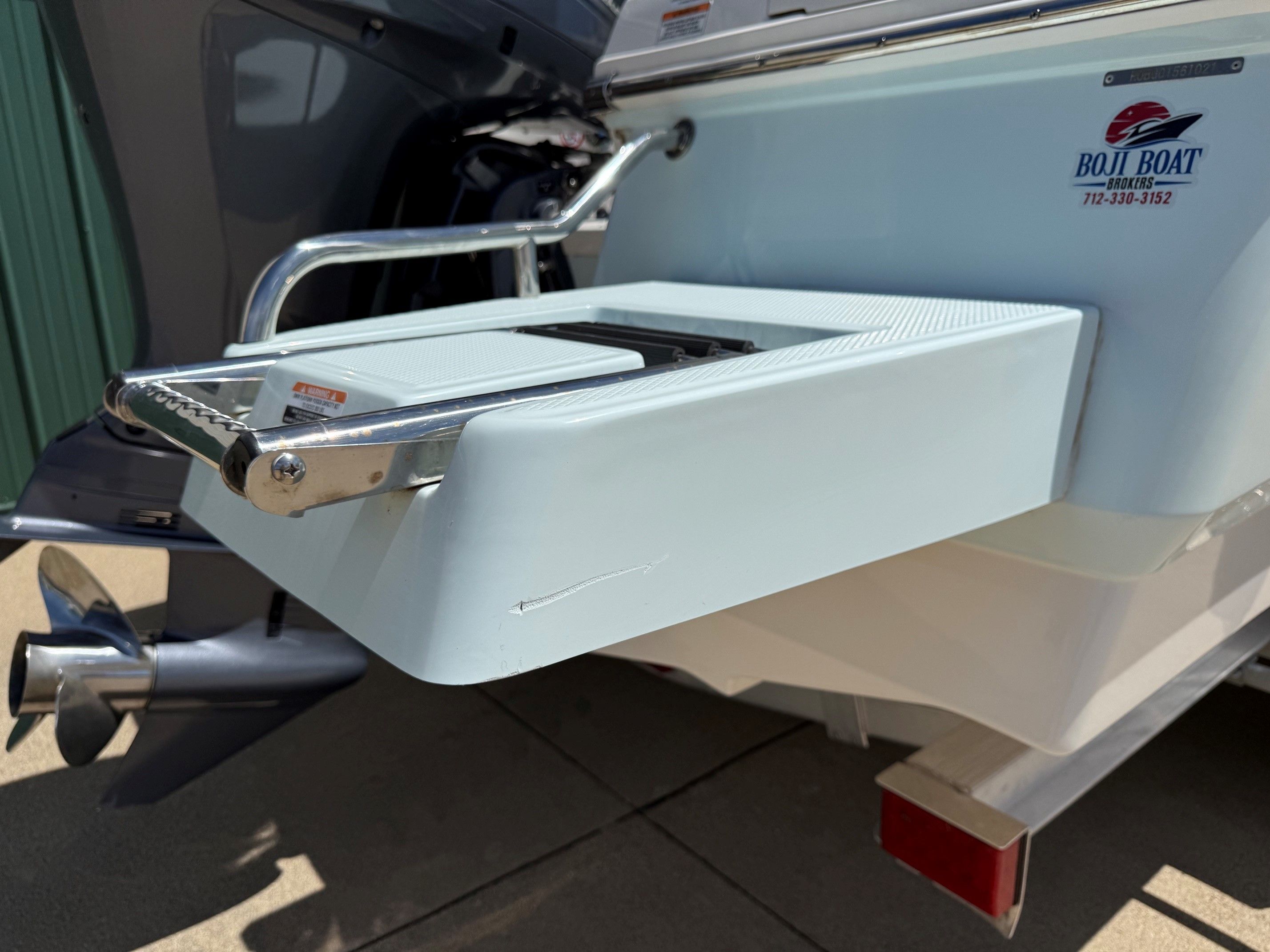 Robalo 226 Cayman 2021 boat with swim platform and ladder.
