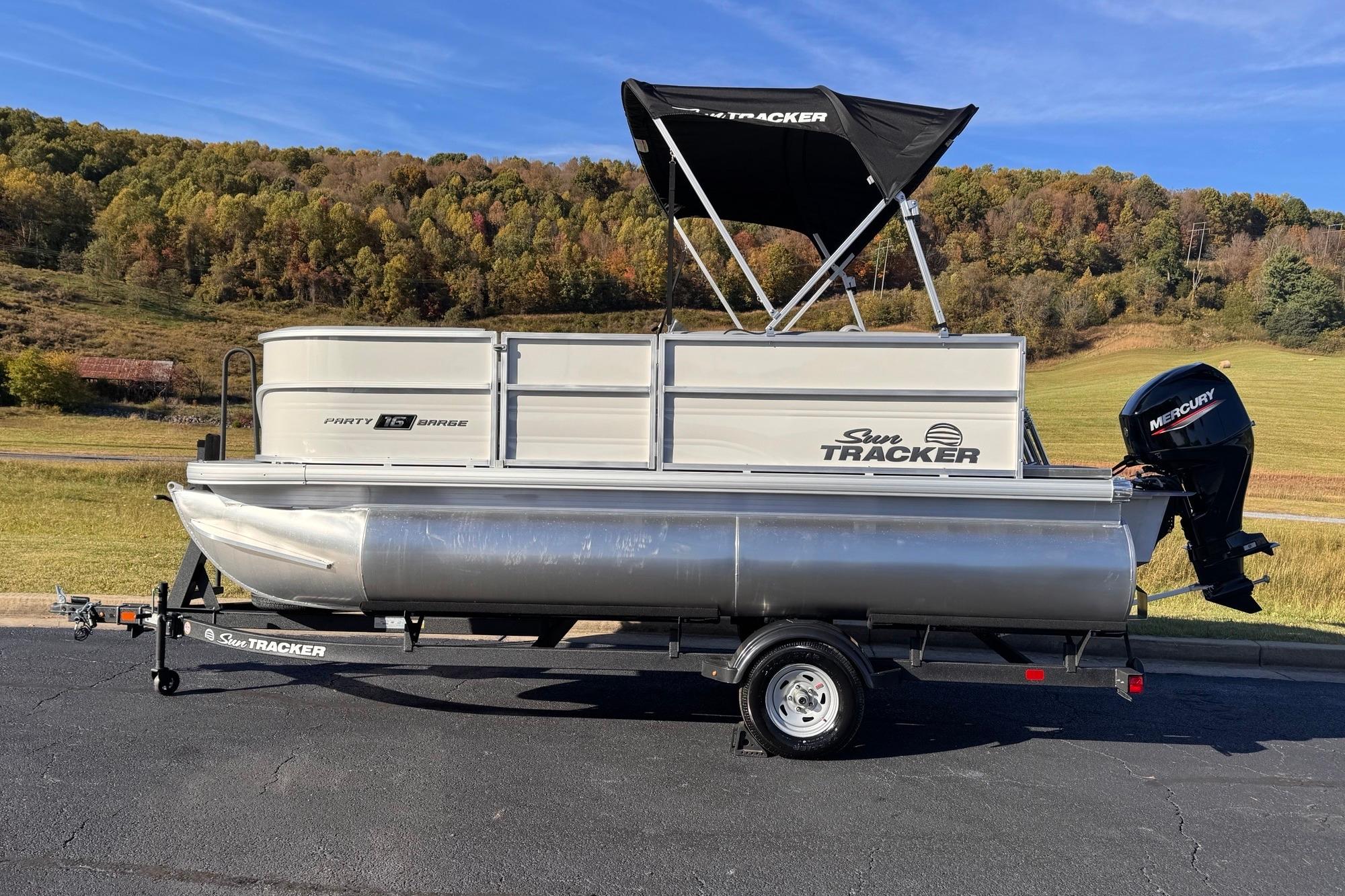 2026 Sun Tracker Party Barge 16 DLX