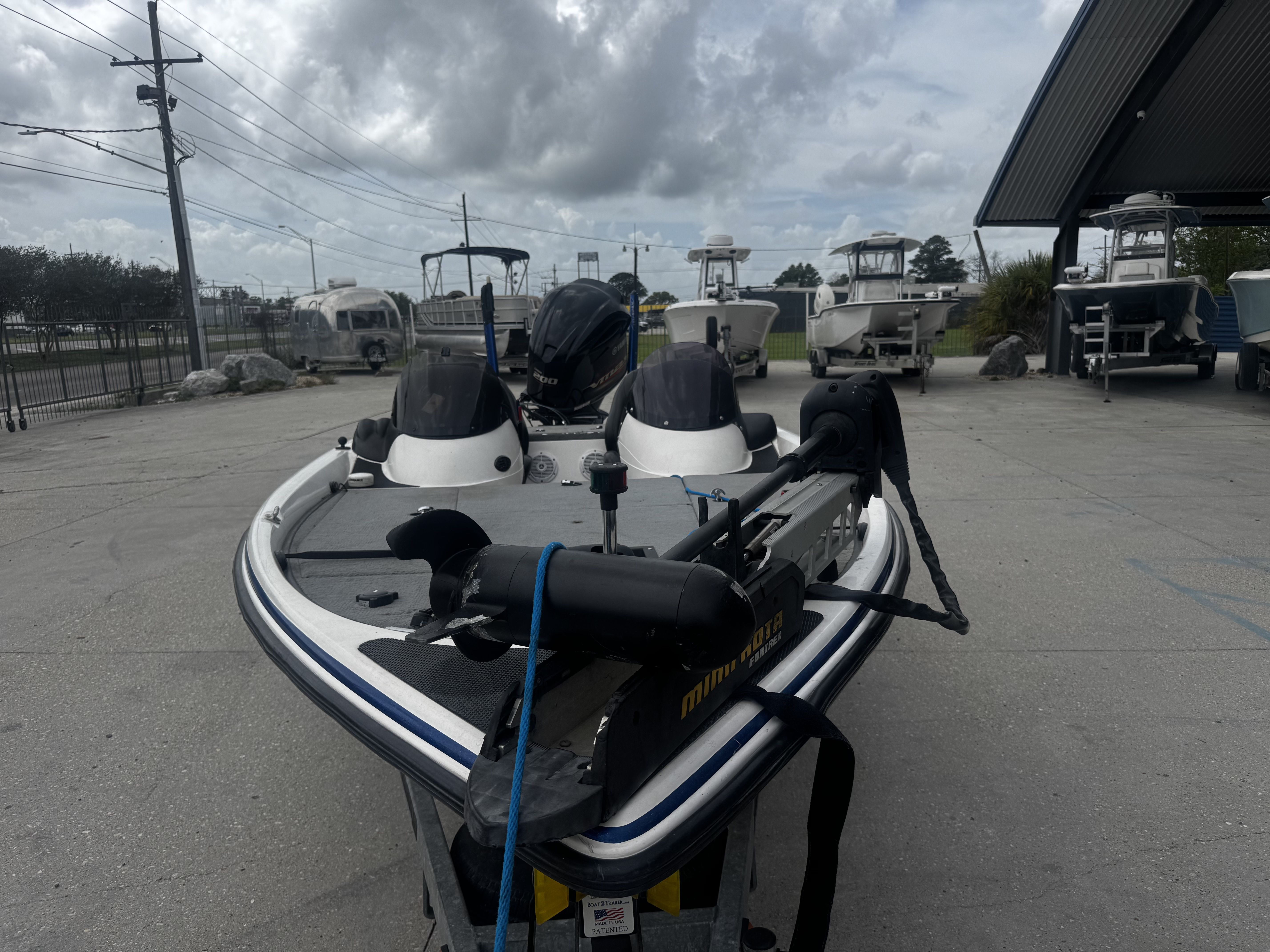 2006 Stratos 285 Pro XL boat parked outdoors.
