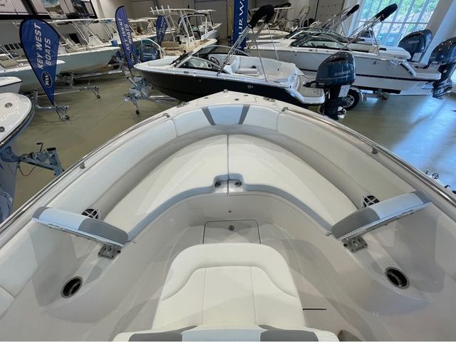 2024 Robalo R222 - 17