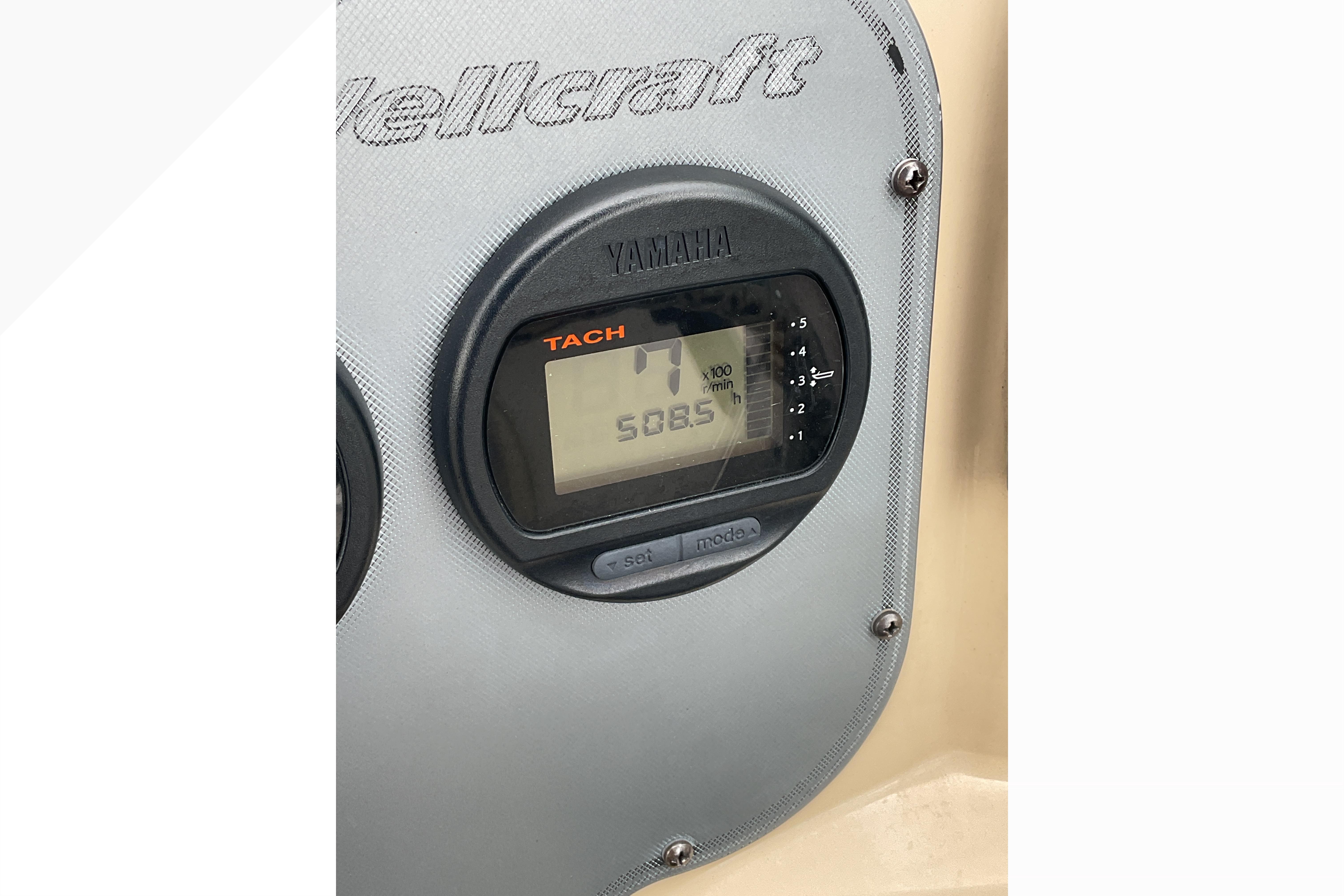 Yamaha tachometer on 2012 Wellcraft 232 Coastal boat dashboard, displaying 508.5 hours.