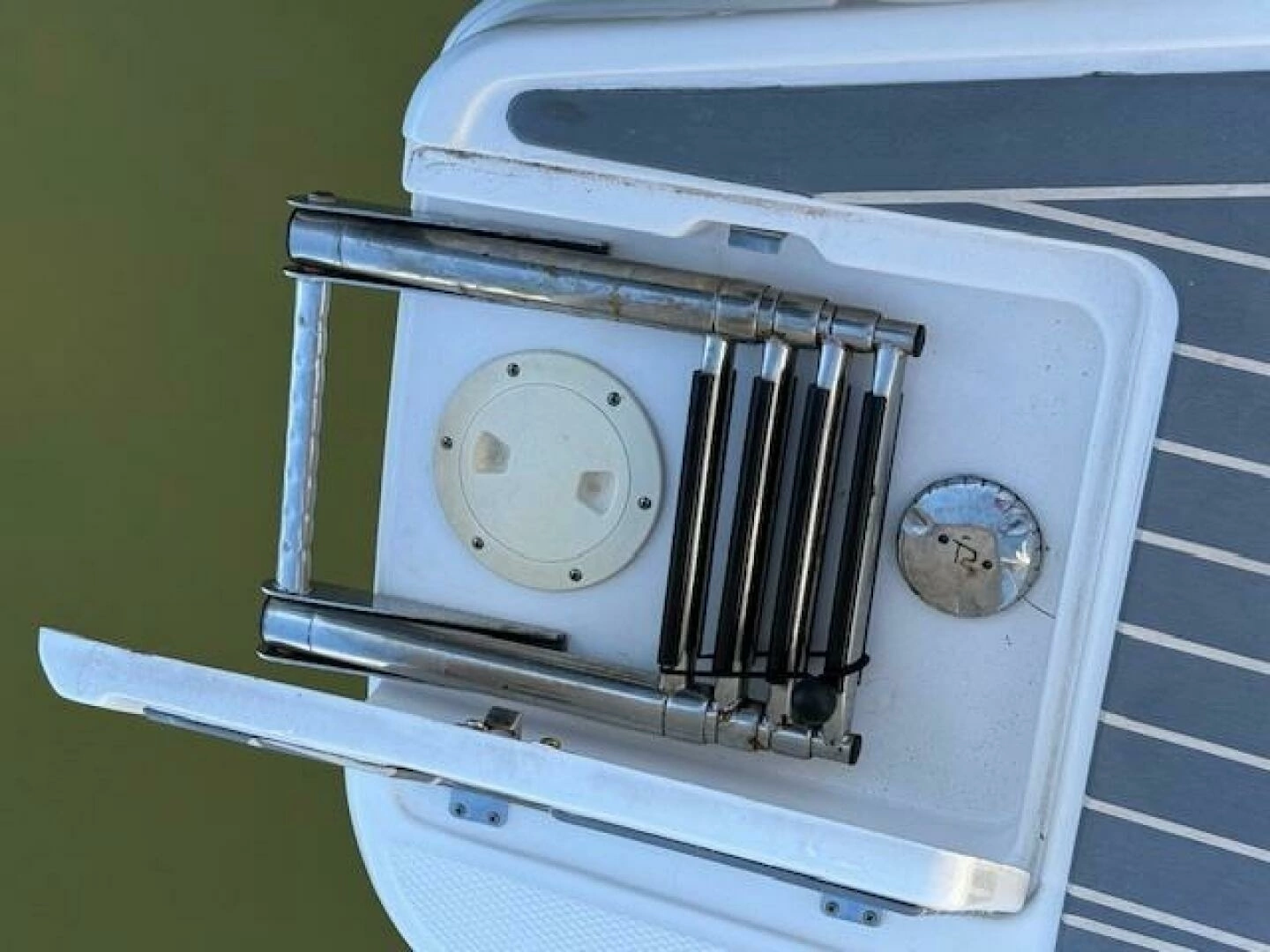 2021 Robalo R317 - Image 14