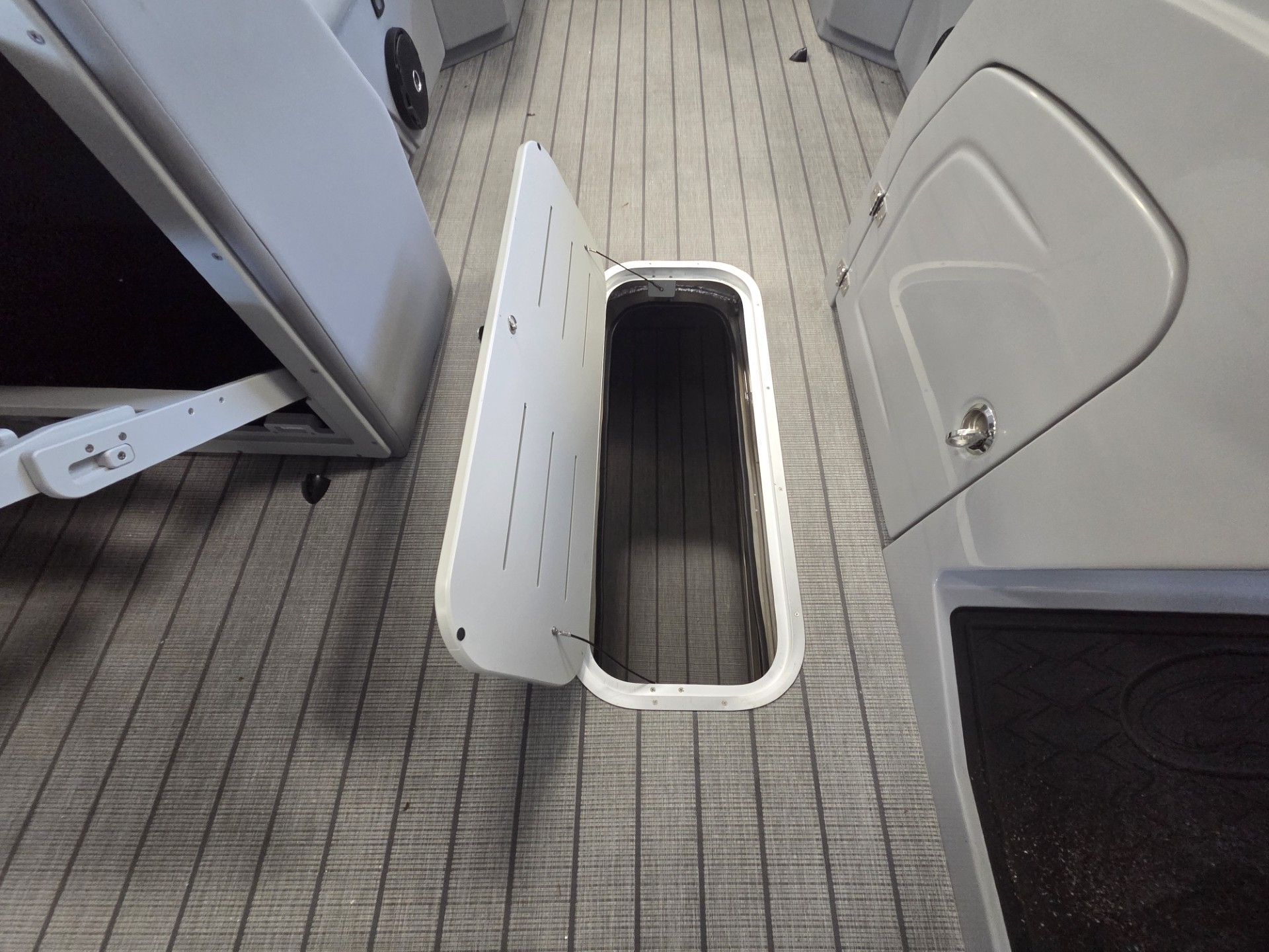 2026 Bentley Pontoons Legacy 223 Navigator - 24