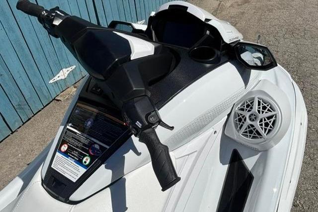 2026 Yamaha WaveRunner FX Cruiser SVHO, white, close-up of handlebars and controls.