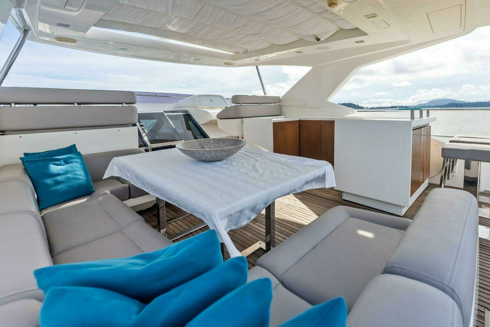 2014 Custom Line 100 - Image 42
