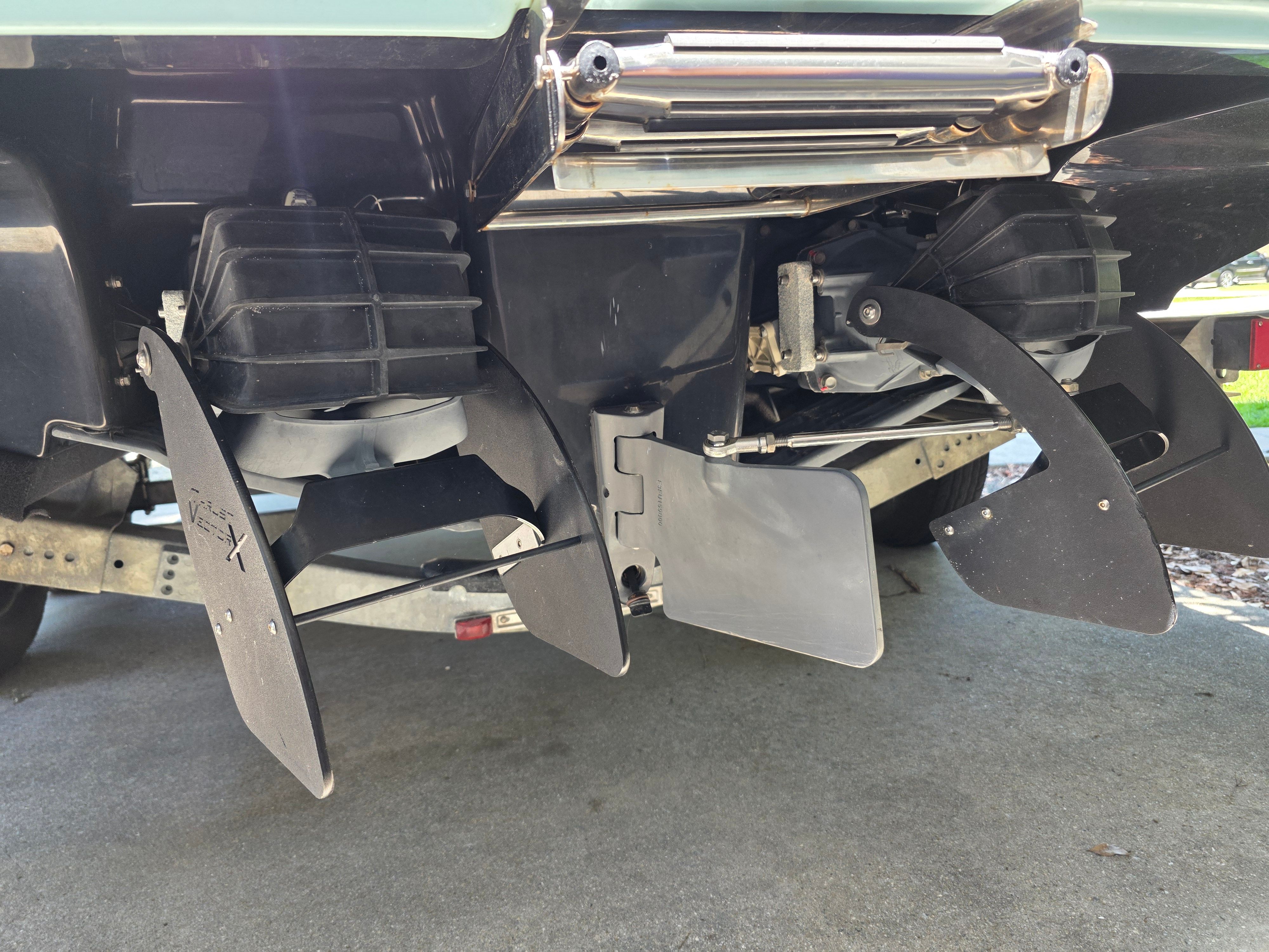 Yamaha 210 FSH Sport 2020 boat rudder and propulsion system.